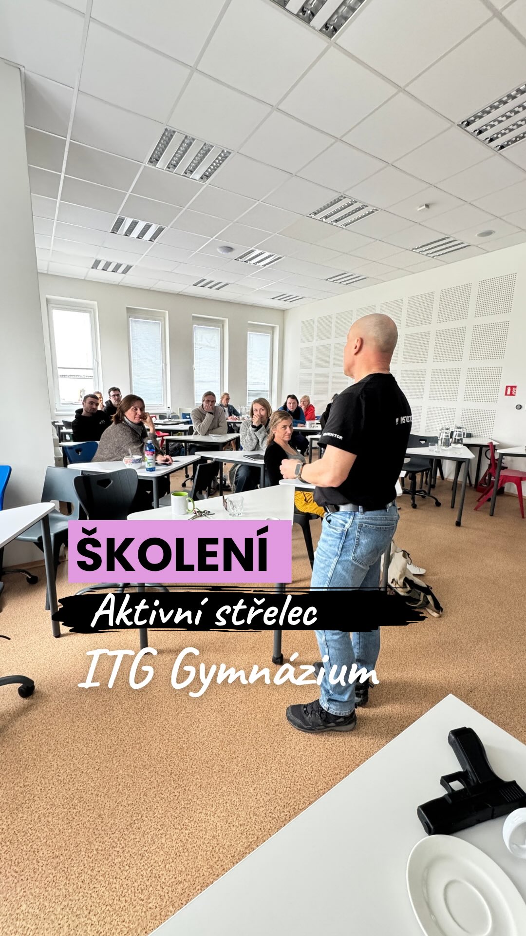 🙋🏻♀️Zkušenost, která může zachránit nejen nás.
Tým učitelů prošel školením „Aktivní střelec“.
👉Bylo to drsné, intenzivní a místy až děsivé. Ale právě proto to má smysl.
Odcházíme s naprostým respektem k situaci a s vědomím, že jsme jako tým zase o něco schopnější chránit své okolí.
Jak vnímáte přípravu na krizové situace vy?
Děkujeme @gbh_defence
#realita #ucitelskyzivot #krizovapriprava #bezpecnost
#aktivnistrelec