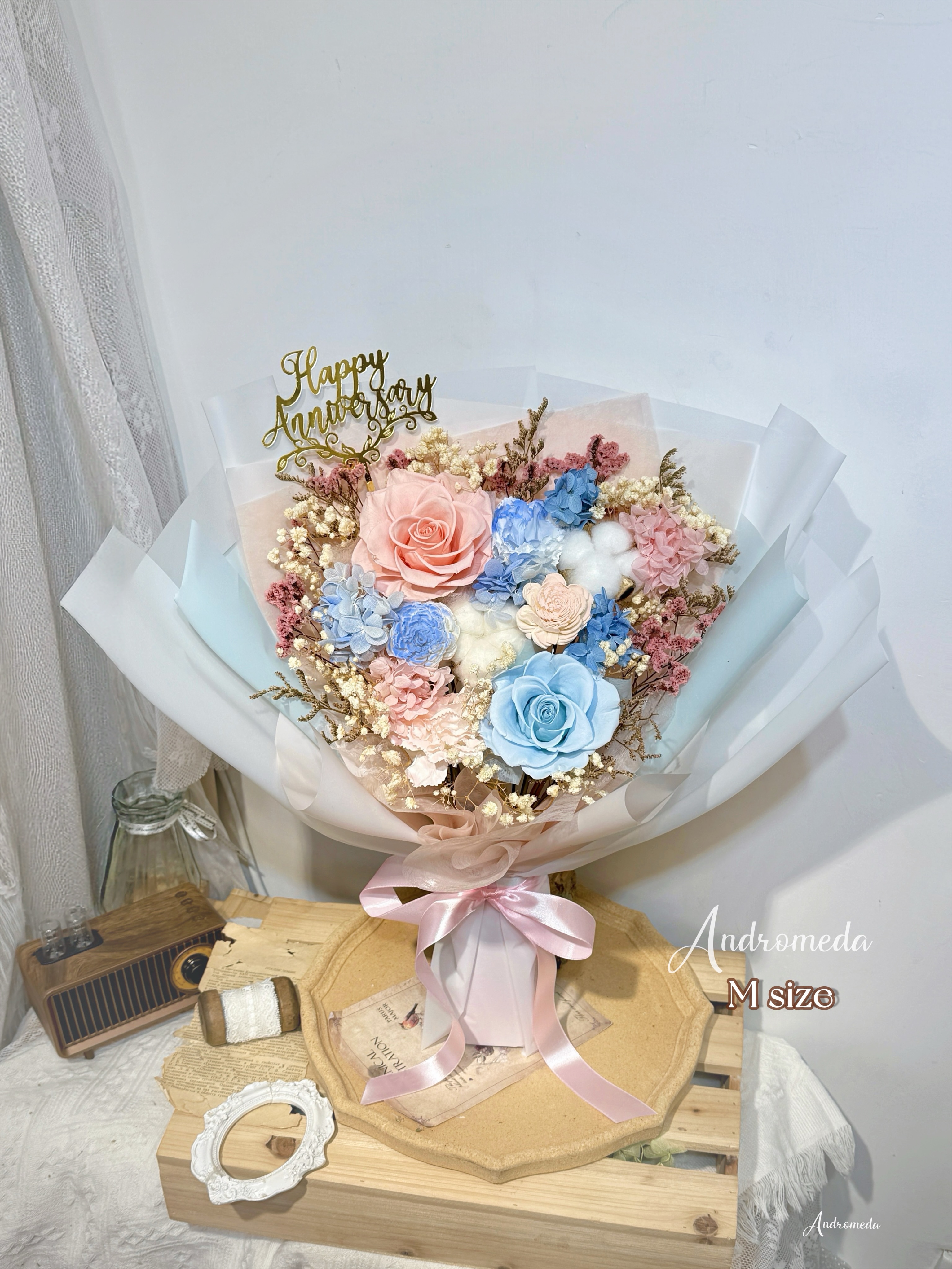 M size 新版 No.21粉紅藍色永生玫瑰間
Size:48 cm高x38cm闊
花材:永生玫瑰花.木棉.繡球.滿天星.兔尾草
年度銷量排名第三 。✨人氣極高💖
-木棉花繡球花滿天星
Xs size:30cmHx28cmW
S size:43cmHx34cmW
(比平時嘅S size 大束)
M size:48cmHx40cmW
-5-6cm玫瑰×2
-木棉花×2
+$15畢業🎓
+$15 Led 燈
+$15畢業牌(黑色)
+$20畢業牌(金色)
➿保持乾爽,不需淋水
➿避免置於陽光直射位置
➿保存得宜可放置約1-2年
*注意因保鮮花是由鮮花經特別處理製成,所以擁有鮮花質感及外觀,並非如假花般完美無瑕🙏🏻
.
*圖片只供參考,人手製作並非一模一樣,均獨一無二
𝓑𝓮 𝓪 𝓯𝓻𝓲𝓮𝓷𝓭 🔖 𝓕𝓸𝓵𝓵𝓸𝔀 𝓾𝓼
#花 #乾花 #永生花 #禮物 #周年紀念