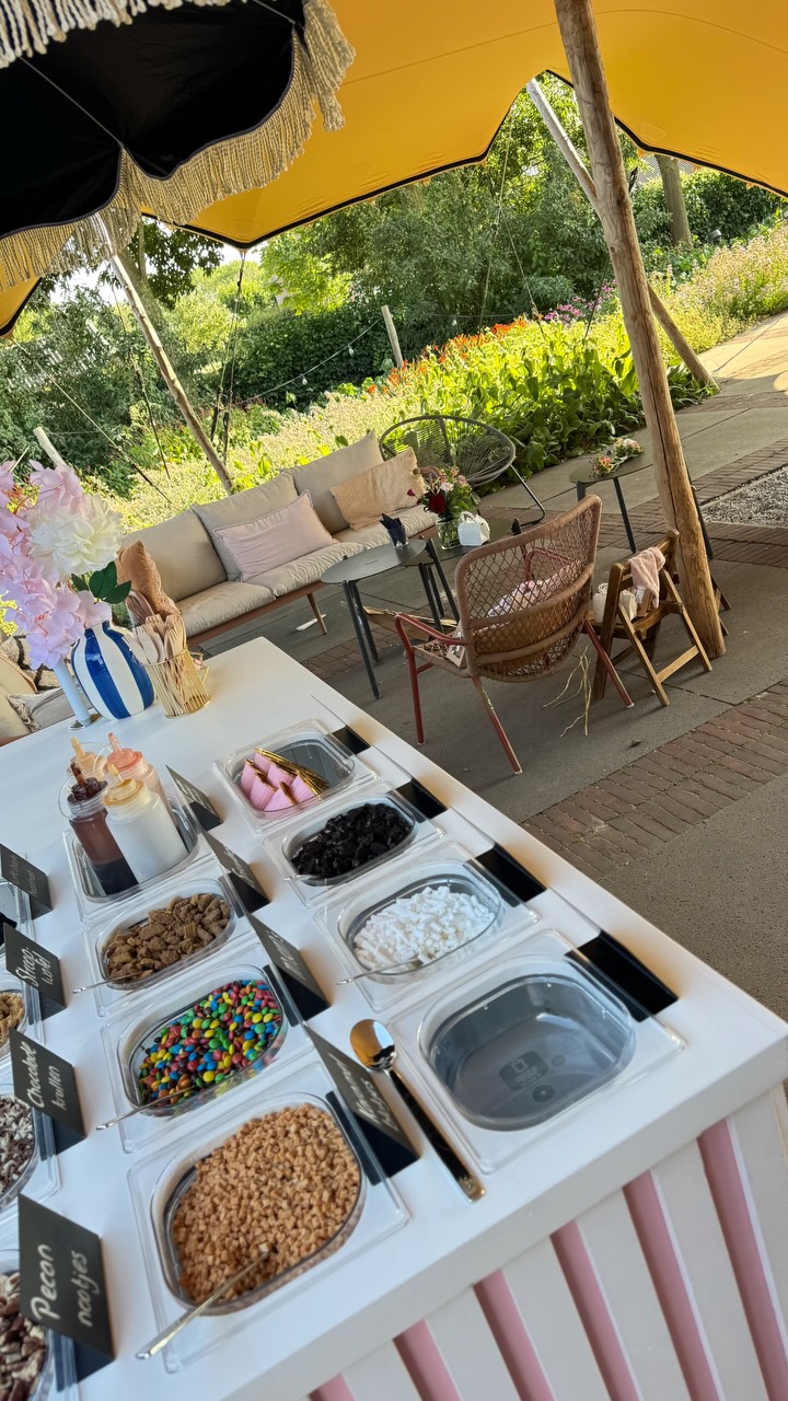 Ik kom de leukste locaties tegen!
.
Met de CakeBar mag ik op veel mooie plaatsen staan
Dit was ook weer een pareltje!
Een oude schuur helemaal omgebouwd tot stijlvolle feest locatie…
.
#decakebarvannederland #glutenvrijecakebar #cakebar #cakemehappyglutenfree #weddingday