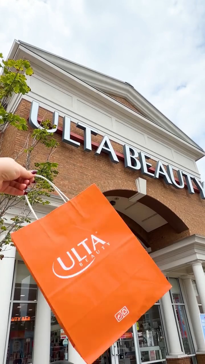🎉🛍️ Great news, fragrance fans! Your favorite @bathandbodyworks scents have officially arrived at select @ultabeauty stores! 💖
Now you can shop beloved fragrances in a whole new way—available exclusively at Ulta Beauty for a limited time. 🌿✨ Hurry in and grab your favorites before they're gone!
#theshoppesatcasapaloma #letshoppe #bathandbodyworks #ultabeauty #fragrancelove