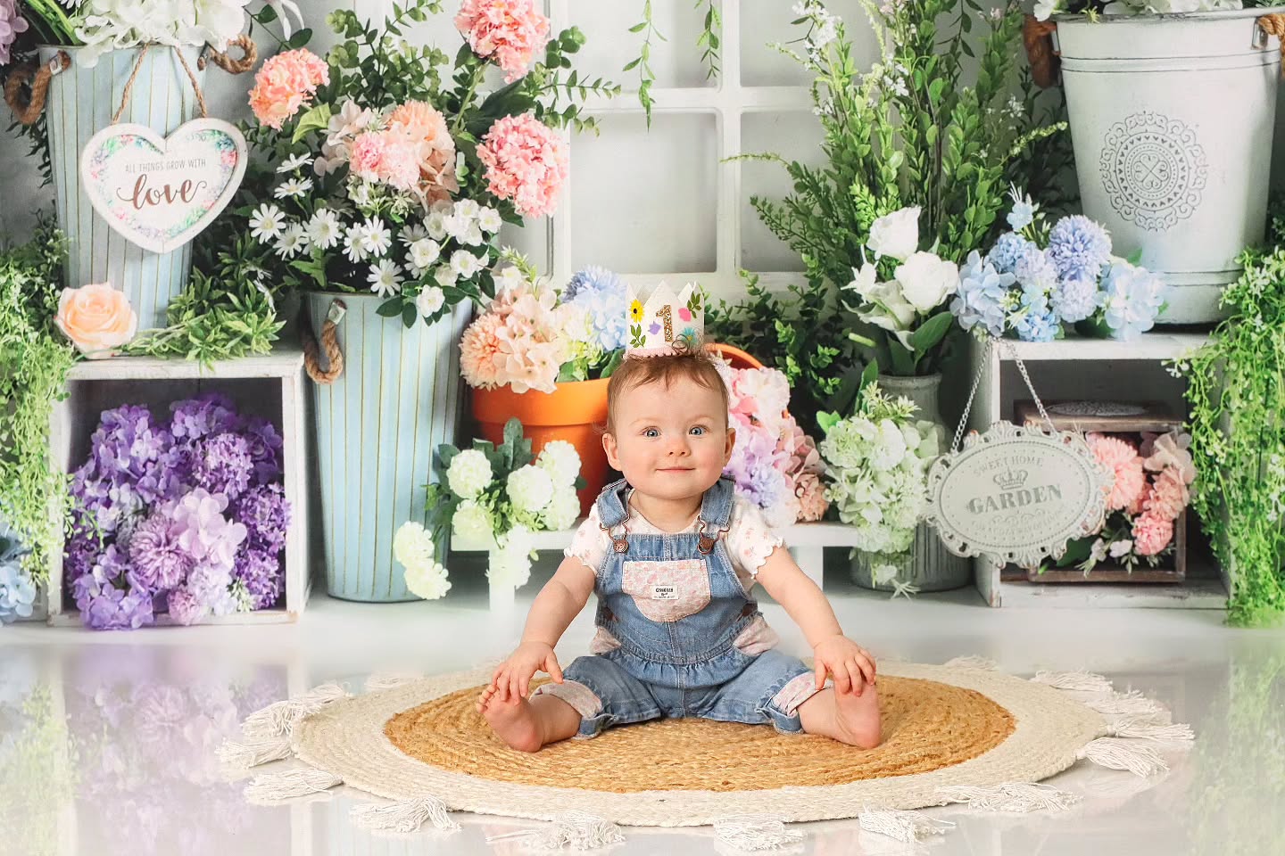 beautiful girl celebrating her first birthday 🌻💐🌷🌺
#floralcakesmash #floralfirstbirthday #babyinbloom #firstbirthdayphotoshoot #cakesmashphotoshoot