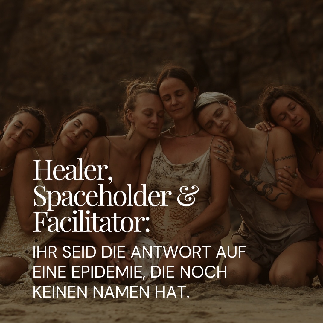Dieser Post ist für dich, wenn du ready bist für dein eigenes Ding. Deine Medicine. Deine Community. Deine Ceremonies. Dein eigenes Sacred Business.
Wir leben in einer Zeit, in der kaum etwas wertvoller ist und immer wertvoller wird als echte, authentische Räume, in denen Verbindung wieder möglich wird.
Verbindung mit der eigenen tiefen Wahrheit. Mit dem Körper, den Emotionen, den Schatten und dem Licht.
Verbindung mit anderen Menschen, den natürlichen Rhythmen, dem Kosmos und der Erde.
Die Disconnection in unserer Gesellschaft ist eine Epidemie!!!
Und genau deshalb braucht es Menschen, die Räume schaffen, in denen wir uns wieder daran erinnern können, wer wir wirklich sind.
🪶 Wenn du ready bist, zu lernen, wie du deine eigenen Ceremonies sicher, kraftvoll und traumasensibel hältst, kommentiere CEREMONY und ich schicke dir alle Infos zum kommenden Facilitator Training THE ART OF CEREMONY.
Wir starten wieder am 20. August 2026!
Much Love
Astrid
FACILITATOR TRAINING
PSYCHOLOGIE
SCHAMANISMUS
SACRED BUSINESS MENTORSHIP
CACAO BREATHWORK SOUND HEALING
ENERGY HEALING FRAUENKREIS