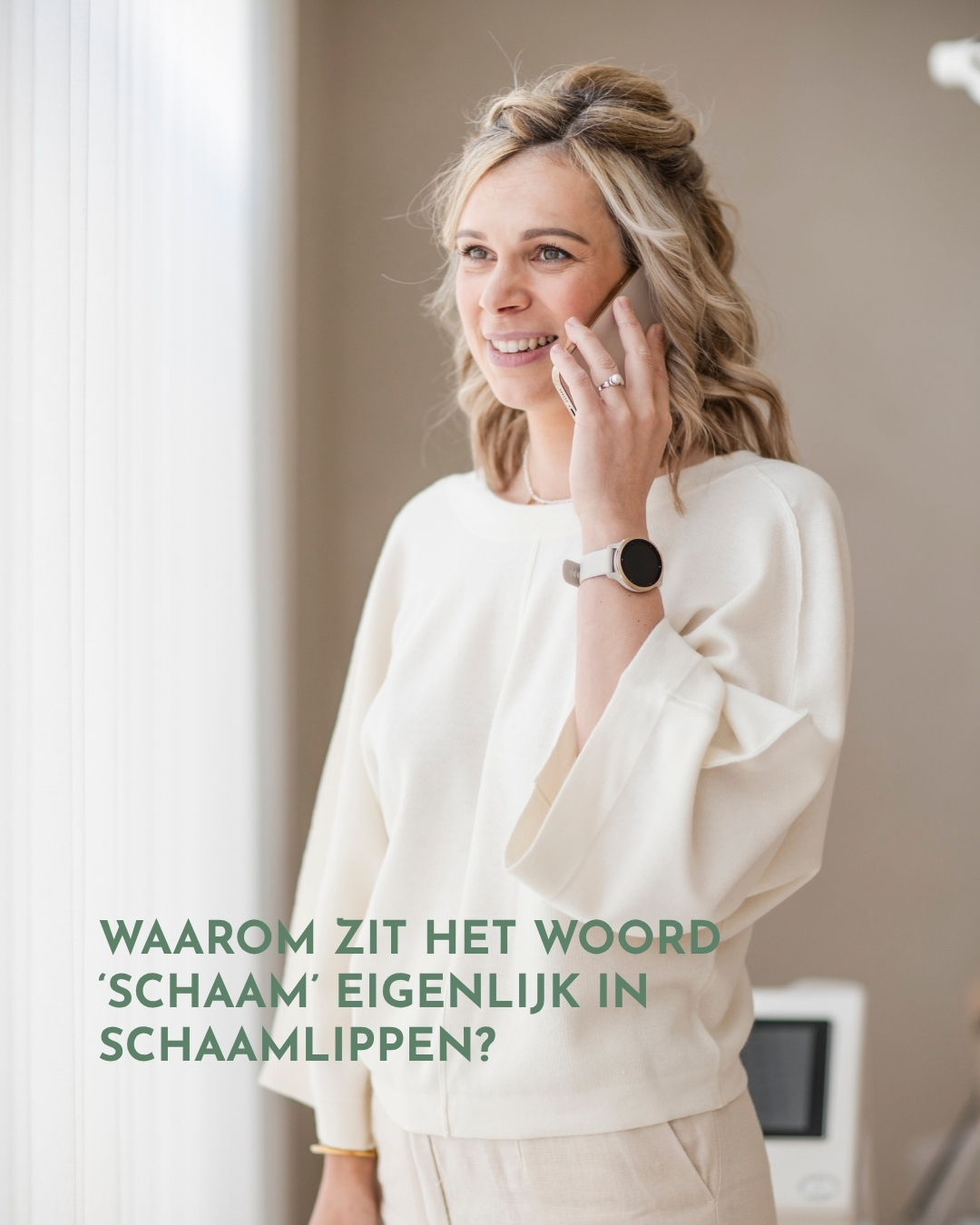 In het Engels spreekt men over labia, in het Frans lèvres, het woord heeft niets met schaamte te maken. En dat is exact hoe het hoort te zijn: er is namelijk absoluut niets om je voor te schamen.
Toch merken we in de kliniek dat klachten rondom de binnenste schaamlippen (labia minora) nog steeds in de taboesfeer hangen. Onterecht, want grotere binnenste schaamlippen kunnen heel concrete, functionele klachten veroorzaken.
Wanneer biedt een schaamlipcorrectie (labiaplastie) uitkomst?
Veel vrouwen ervaren fysiek ongemak of een pijnlijk gevoel tijdens alledaagse activiteiten zoals fietsen, sporten of paardrijden. Daarnaast kan het zorgen voor onzekerheid, bijvoorbeeld bij het douchen in de sportclub of tijdens intieme contacten.
Hoe verloopt de behandeling?
Tijdens een labiaplastie wordt het overtollige weefsel nauwkeurig verwijderd, zodat de binnenste schaamlippen niet meer prominent buiten de grote schaamlippen vallen.
De ingreep: Wordt over het algemeen niet als pijnlijk ervaren, standaard pijnstilling is vaak al voldoende.
Het herstel: Omdat de genitale zone veel bacteriën bevat, is een goede hygiëne na de ingreep essentieel om wondproblemen te voorkomen. Gelukkig is het een regio die van nature heel vlot en mooi geneest.
Loop jij al langer rond met ongemakken of vragen, en wil je hier in alle rust en discretie over praten? Dr. Den Hondt en Dr. Wilssens luisteren graag naar jouw verhaal, volledig zonder oordeel.
Luister ook zeker naar onze podcast 'Chirurgie Gesnapt' – Aflevering 9: Hoe verloopt het herstel na een schaamlipcorrectie? en aflevering 99: Schaamlipcorrectie: wat je echt moet weten. Indicaties, ingreep en controverse.
#puurkliniek #plastischechirurgie