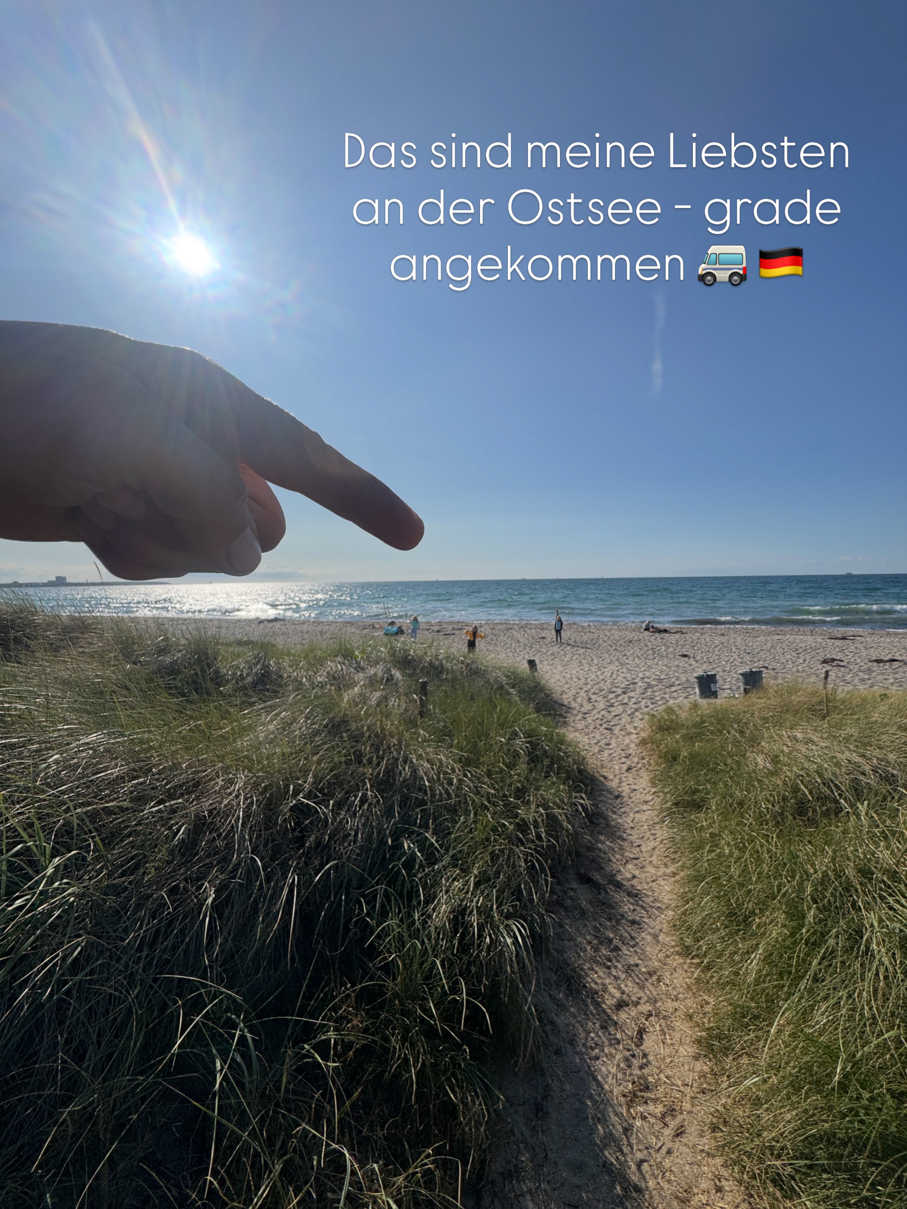 Bin dann mal weg. 4 Bilder – 4 Wochen. 🚐🇸🇪 Ich blicke zurück auf ein intensives erstes Halbjahr, in dem ich uuuuuunglaublich viel erleben und gemeinsam mit altbekannten Freunden und neuen spannenden Menschen Ideen und Strategien schmieden durfte. Vieles davon wurde bereits vom Erlebnis zum Ergebnis = )
Ein paar Heinzelmännchen werken noch in der alten Schmiede – wir gönnen uns trotzdem eine Pause. Denn auch das gehört dazu: Energie auftanken, Gedanken reifen lassen und sich weiterentwickeln – ohne immer noch weiter zu gehen.
Vier Wochen Schweden. Viel Zeit mit meinen Liebsten, an einsamen Seenlandschaften, am Meer und unterwegs mit unserer mobilen Bucketlist Schmiede „Freeda“ 🚐. WORK-L!FE-ROMANCE wie sie im Buche steht: morgens oder manchmal auch abends ein paar Stunden arbeiten, zwischendurch das Leben genießen und neue Ideen schmieden. Hybrid arbeiten – weil Arbeit und Leben längst verschwommen ist und sich genau deshalb gar nicht mehr wie Arbeit anfühlen.
Das letzte Video braucht keine Worte – der kleine Emil JFK bringt’s auf den Punkt: Tanz das Leben, weil du eines hast. ❤️
#BucketlistSchmied #WorkLifeRomance #VomErlebnisZumErgebnis #Freeda #Schweden