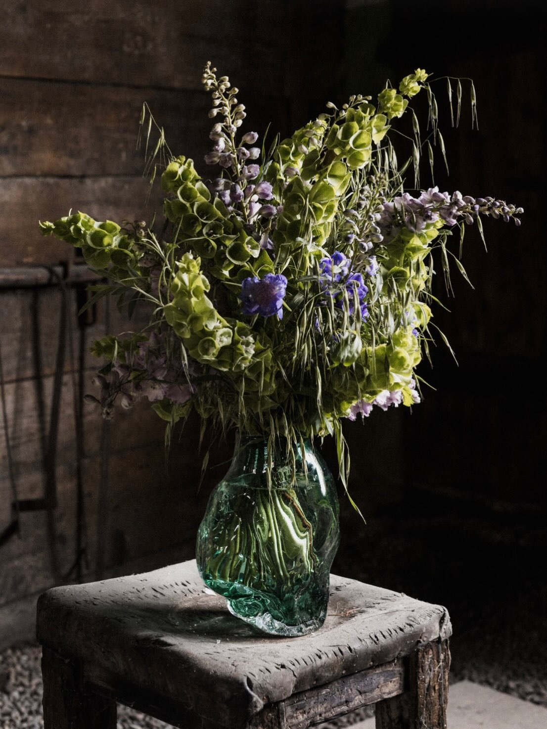 Better together.
Glas. Porzellan. Blumen. Holz. Licht.
Unterschiedliche Materialien. Unterschiedliche Hände. Eine gemeinsame Stimmung.
Ich liebe solche Begegnungen, in denen jede Arbeit ihre eigene Handschrift behält und im Zusammenspiel etwas Neues entsteht.
Ein besonderer Dank geht an @elisabeth_hofinger . Mit ihrem feinen Blick für Licht, Komposition und Details hat sie genau diese Stimmung eingefangen und den Bildern ihre besondere Tiefe verliehen.
Danke auch an @wildflorie , @textpoterie und @trewitt für dieses schöne Miteinander – und an das Sensenmuseum Geyerhammer in Scharnstein für die stimmungsvolle Kulisse. 🤍
Mehr davon.