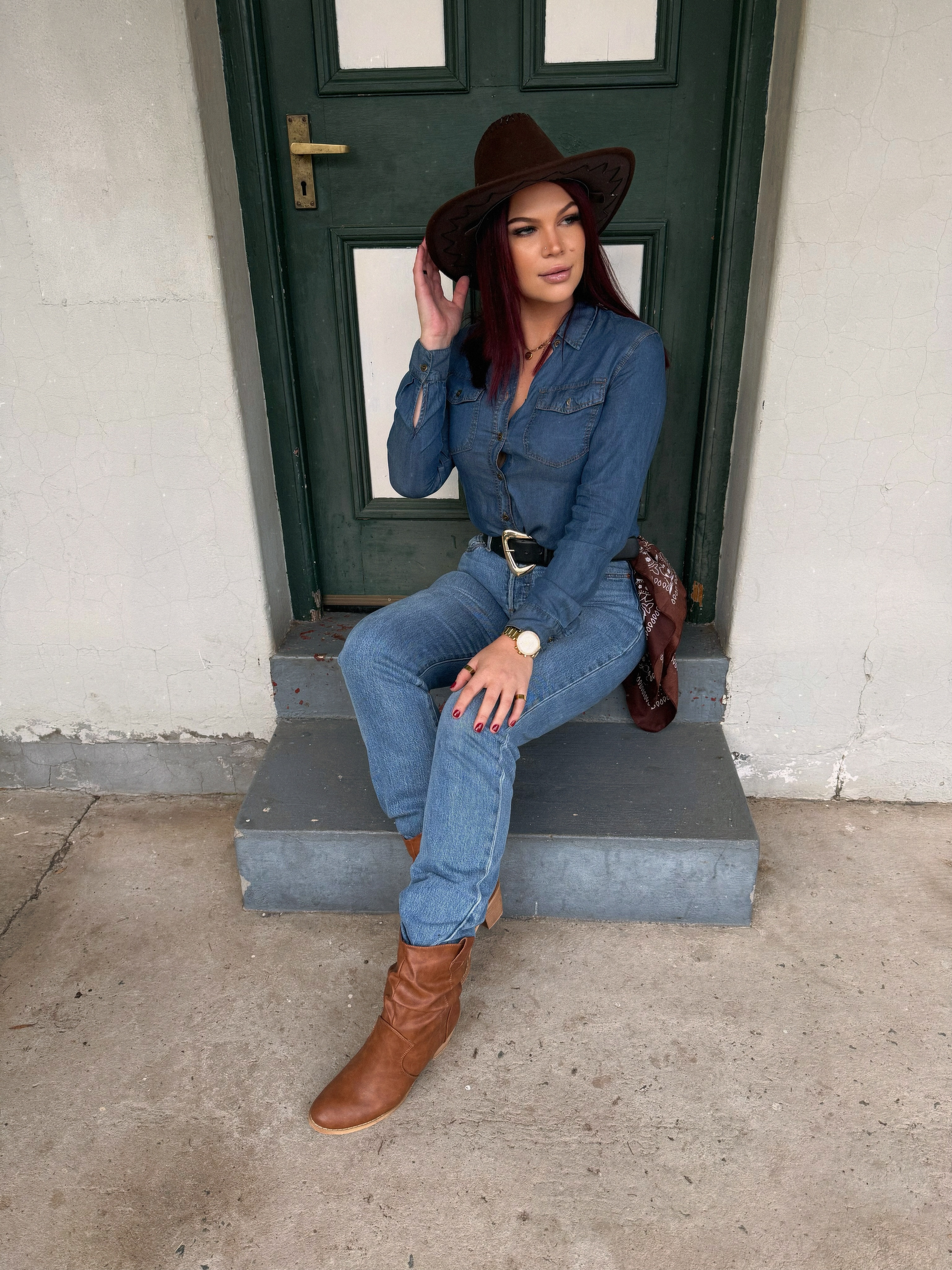 Heaven knows my location. The sheriff might too. 🥃
#cowgirl #country #ellafella