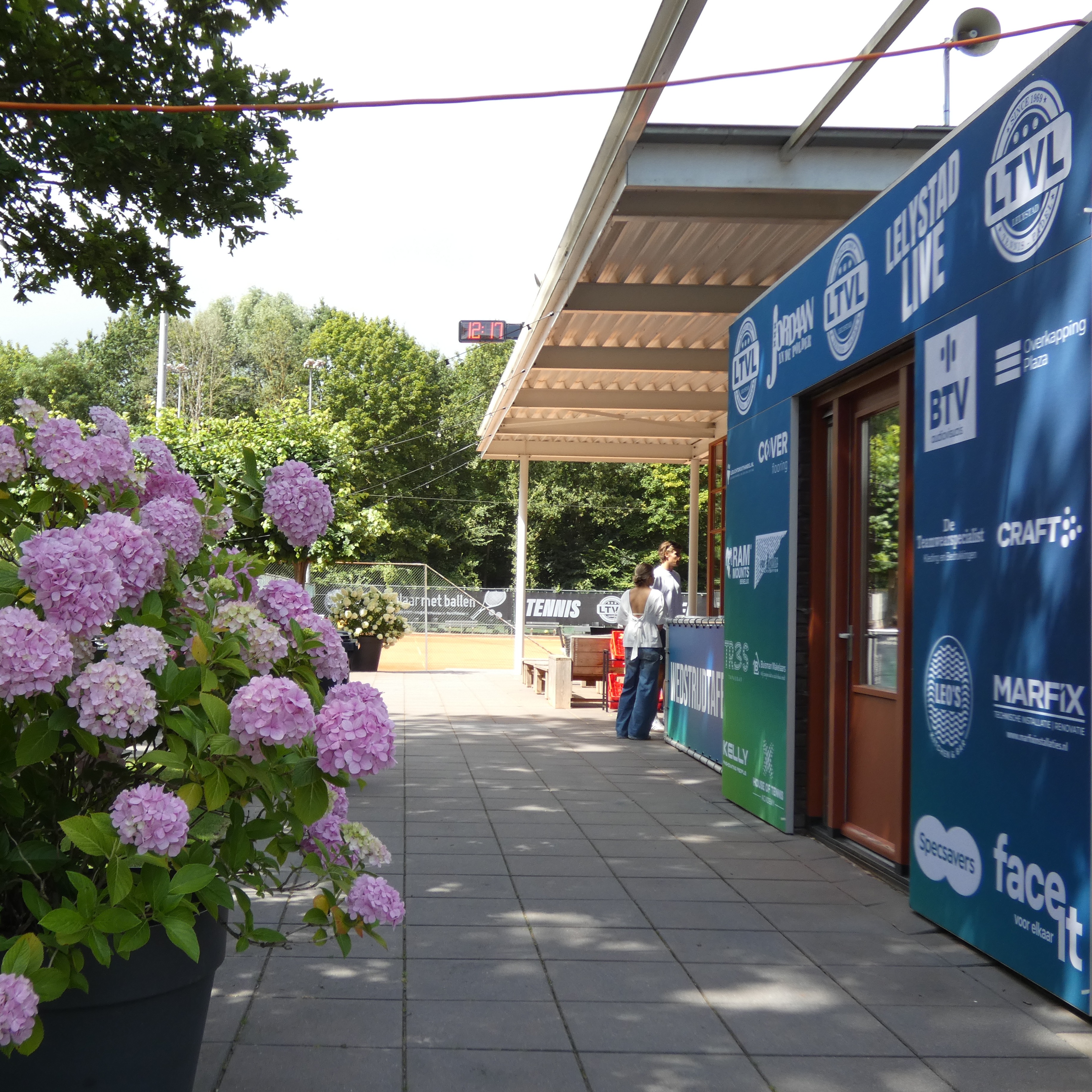 Gelukkig hebben we de foto's nog... Even korte terugblik naar afgelopen zondag, de start van Lelystad Open 2026.
Komende dagen nog heel veel meer tennis en padel. Met nu NRt 500 op de baan, net even beetje regen maar het is inmiddels weer game on.
Inderdaad ook overdag genoeg te zien en te genieten bij LTVL. En ja de buitenkeuken is open dus wellicht mooi moment om de lunch te combineren met een lekker broodje.
Wees welkom!
@debrasslelystad @allesvoorpadel