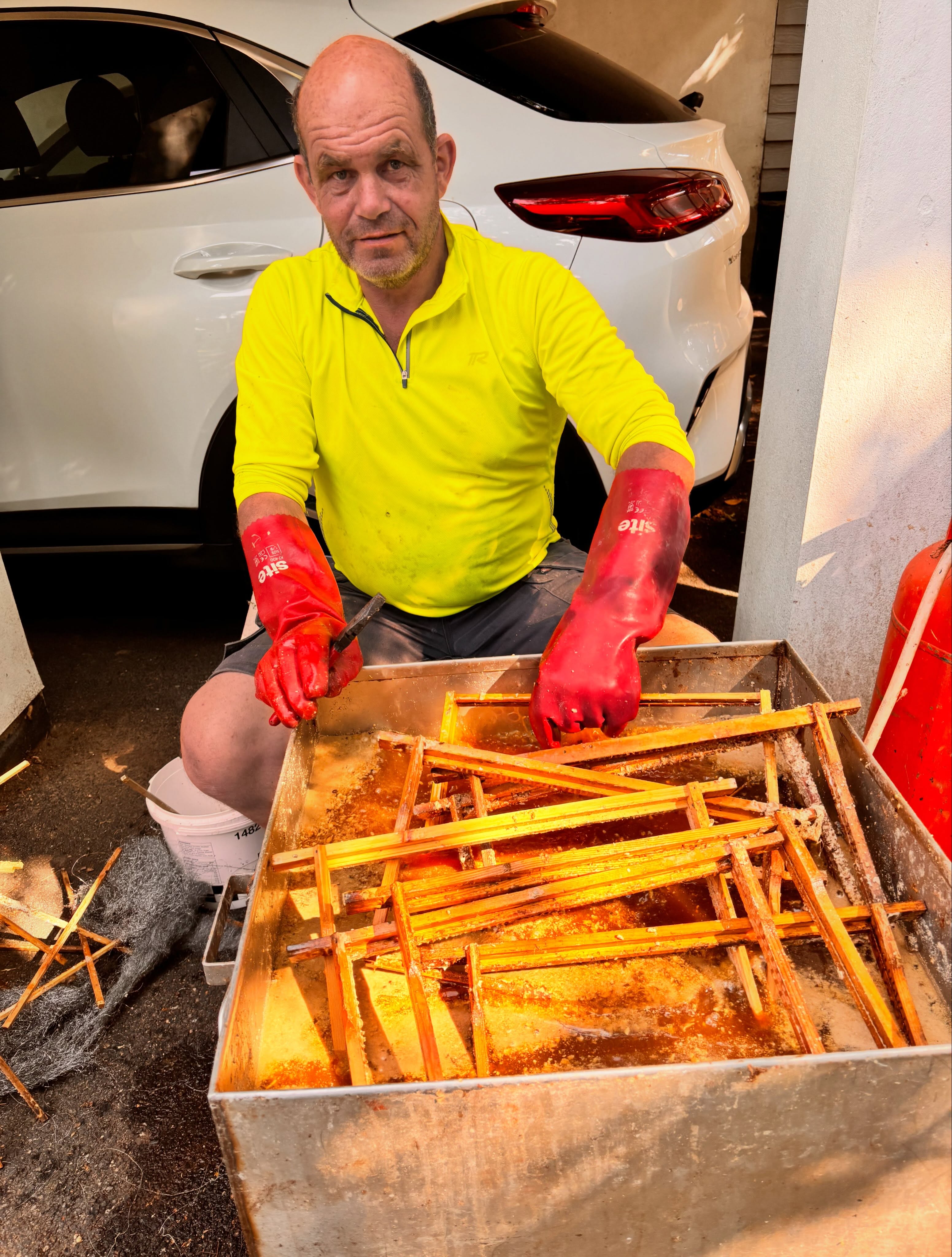 Today is a cleaning day! The life of a beekeeper is far from glamorous. Here’s Ian cleaning old frames which he has replaced with fresh ones in the hives. Nothing like a hot day crouched over a vat of boiling water and soda crystals! 🥹🌞🐝😝