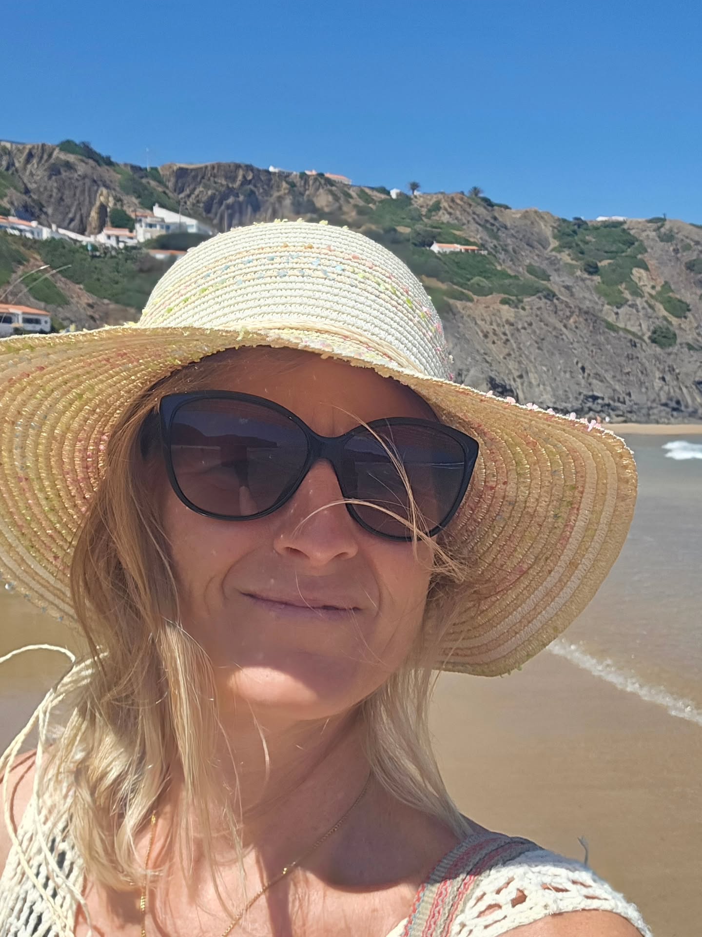 Summer slow down 🧡
Mein Körper und Energiesystem genießen gerade die letzten Urlaubstage, das Runterfahren, einfach rein in den Tag leben, Bedürfnisse wieder richtig wahrnehmen, auf allen Ebenen aufladen. Diese wundervolle wilde Natur hier in Portugal unterstützt meine Prozesse und wieder ganz bei mir ankommen 🌙
Ab 27.7. bin ich wieder für euch da 🙌
Schreib mir gern zur Terminbuchung oder schau auf meine Seite, Link in der Bio
Alles Liebe deine Tina 🧡