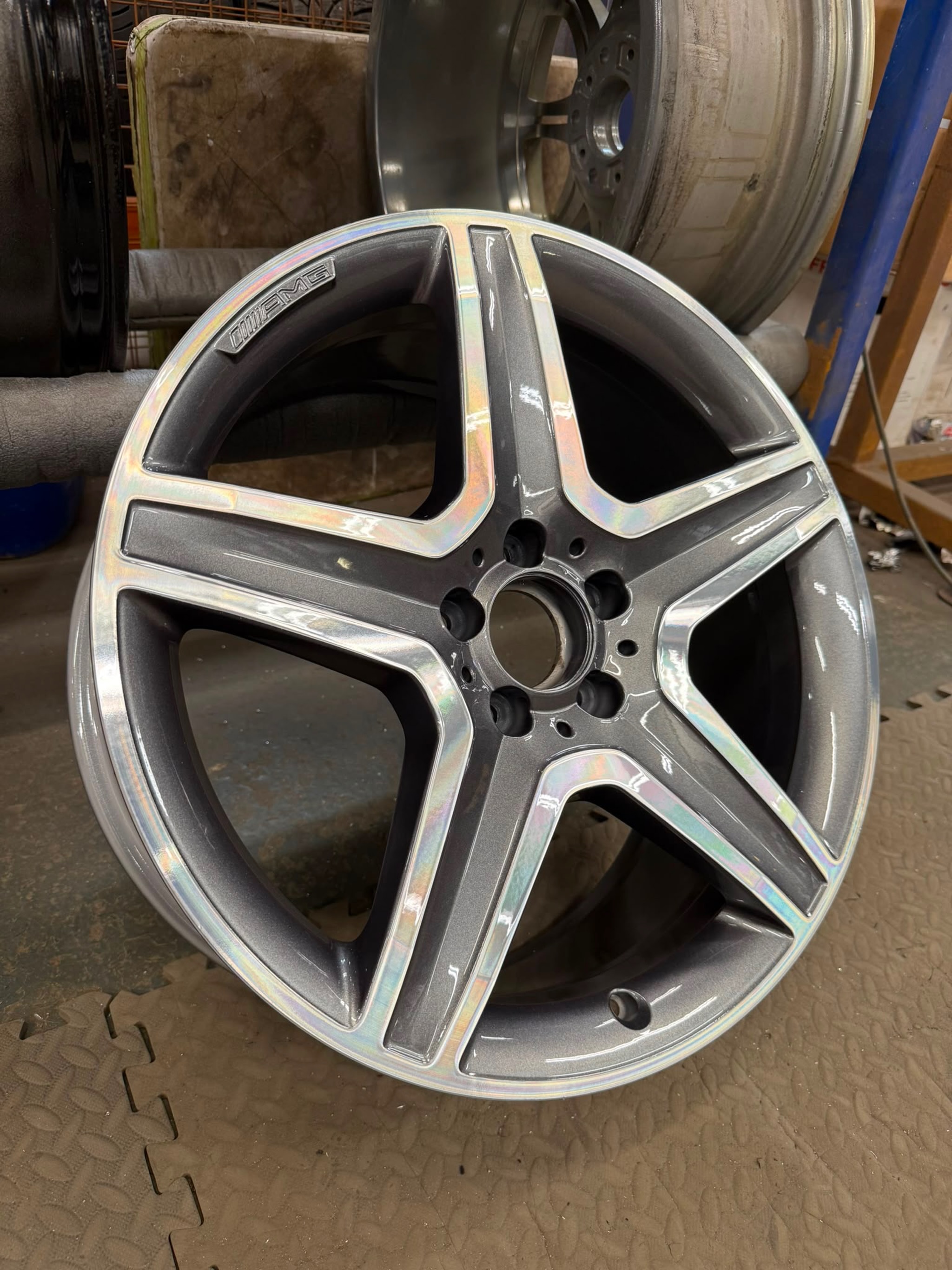 Mercedes hits different with this combo 😍
Light Anthracite Grey x Diamond Cut. ⚡
.
.
.
#wheelwednesday🔥 #alloywheelrefurbishment #mercedes #diamondcutalloyrepair #southwoodford
📲 DM today to get your wheels booked in!