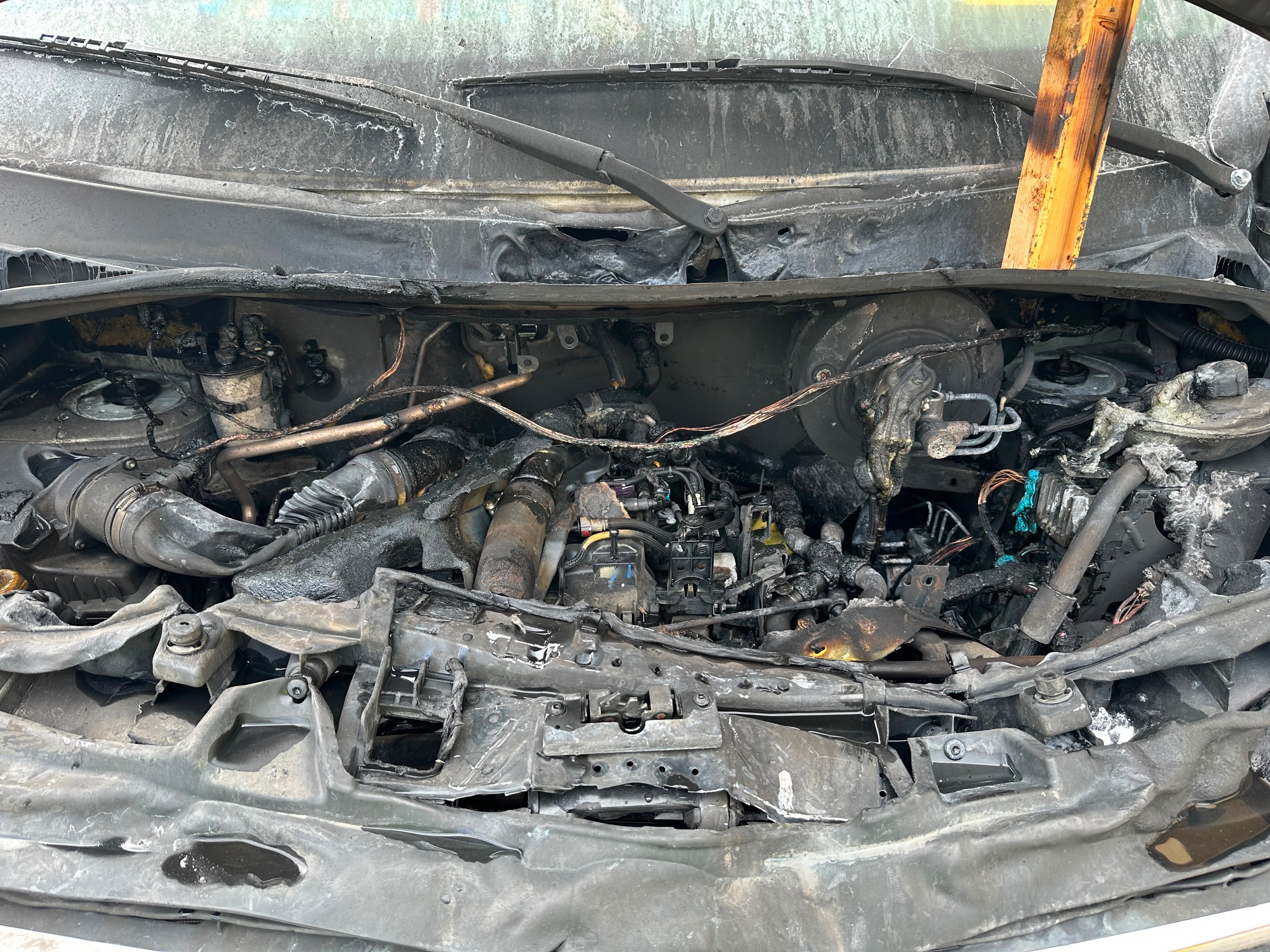 🔥‼️21.07.2026 EINSATZ FAHRZEUGBRAND im Ortsgebiet – keine Person im Fahrzeug eingeschlossen!‼️🔥
Wir rückten aus mit unserem 🚒KDOFA, unserem 🚒TLF4000 und unserem 🚒RLFA2000 sowie 13 👨🚒Mann / 🧑🚒Frau.
Nach der Lageerkundung des Einsatzleiters (HBI Michael Konrad) 🫡 wurde die Straße beidseitig für den Verkehr gesperrt und mittels C-Rohr und HD Rohr vom TLF4000 der Brand rasch unter Kontrolle gebracht.
Nach dem „Brand aus“ 💪👍 wurde das betroffene Fahrzeug mit unserem 🚒 KRAN in eine nahe gelegene KFZ Werkstatt verbracht und der Einsatz (bis auf das „Aufrüsten der Fahrzeuge“, das „Waschen der Atemschutzmasken“ etc.) rasch abgewickelt.
© SJF