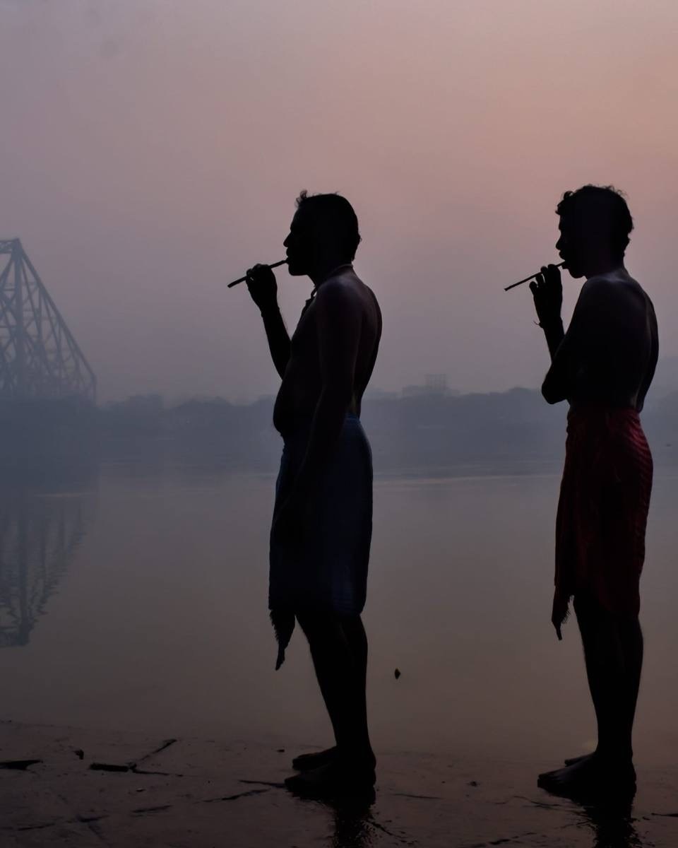 presents LIFE ALONG THE RIVER by Shubhodeep Roy @shubhodeeproy.in
———————————————————————
“These ghats have witnessed the ebb and flow of life for centuries, and it is remarkable how little they have changed. As I perched on the steps, camera in hand, I felt a deep sense of nostalgia sweep over me.”
———————————————————————
Shubhodeep Roy photographs Kolkata from the edge of the Hooghly, a distributary of the Ganges that has shaped the city’s history, labour, faith, and daily life. The project unfolds around the ghats, ferries, bridges, and open stretches of water that form Kolkata’s relationship with the river. Shubhodeep is looking at a place that has shaped him, while also asking what it means for such places to survive into the present.
———————————————————————
View Shubhodeep’s photographs and read their story on the website.
LINK IN BIO >>>
———————————————————————
Do you have a story to share? SUBMIT your idea and photos to us on the website.
•
www.thepictorial-list.com
•
#pictorial_stories
—————————————————————
#shubhodeeproy #india #thepictoriallist #photography