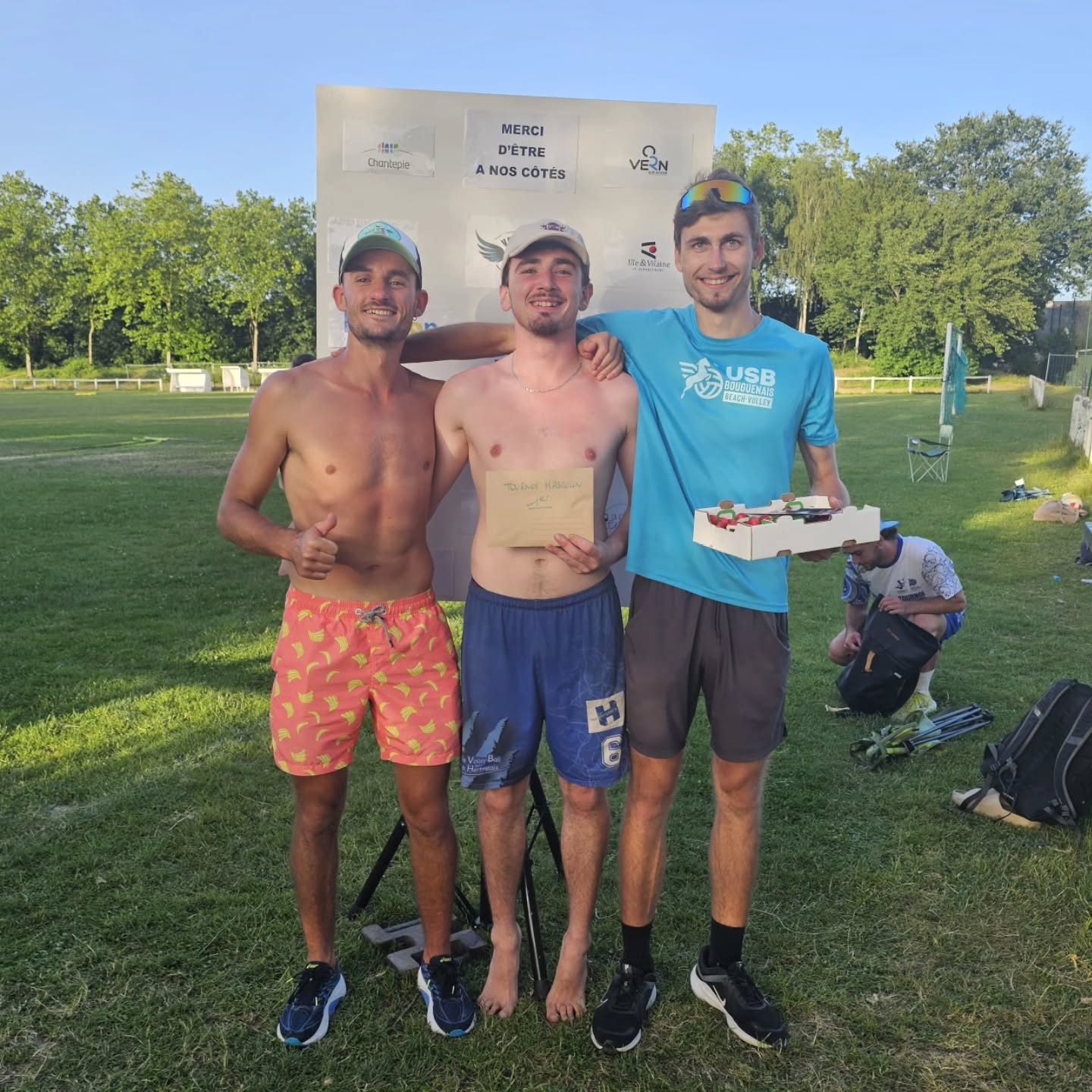 🔥 Retour sur un week-end de volley comme on les aime ! 🏐
Mi-juin, Chantepie a vibré au rythme des services, des échanges, des plongeons, des sourires… et d'une ambiance exceptionnelle !
Un immense MERCI à nos bénévoles : sans leur énergie, leur disponibilité et leur bonne humeur, rien de tout cela ne serait possible.
Et un énorme bravo à tous les joueurs et joueuses qui ont fait vivre cette édition avec passion, engagement et un bel esprit sportif ! 👏
🏆 Félicitations aux équipes récompensées dans les trois tournois : mixte, féminin et masculin !
Découvrez leurs photos dans ce post ! 📸
🙏 Merci aussi à nos partenaires, qui nous ont accompagnés dans la composition des lots remis aux équipes récompensées. Leur soutien contribue pleinement à la réussite de cet événement, et nous leur en sommes très reconnaissants.
@bds_restaurant
@beachteamshop
@chopeetcompagnie_cesson
@legarden_rennes
@capmultisports
decathlonrenneschantepie
@urbansoccerfr
@la_recre_rennes
@eatsalad.cesson_sevigne
@cineville_vern
@labelleequipecesson
@lescasiersdesproducteurs
Pizza Chantepie
La Ponte Vecchio Cesson
Merci à toutes et à tous d'avoir fait de cette édition un vrai succès. Nous avons déjà hâte de vous retrouver pour la prochaine ! 🏐