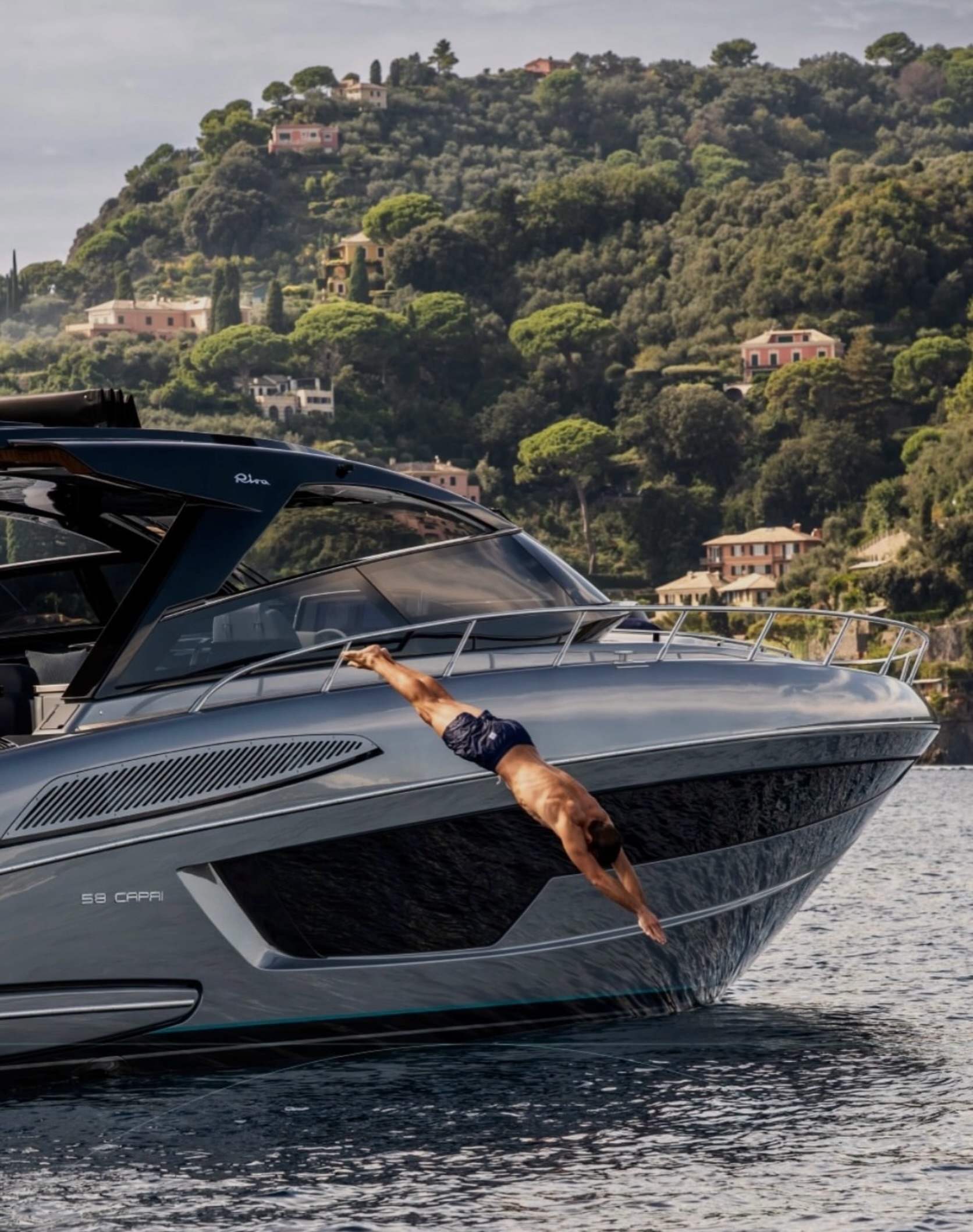 🏊♀️ 😎🛥️