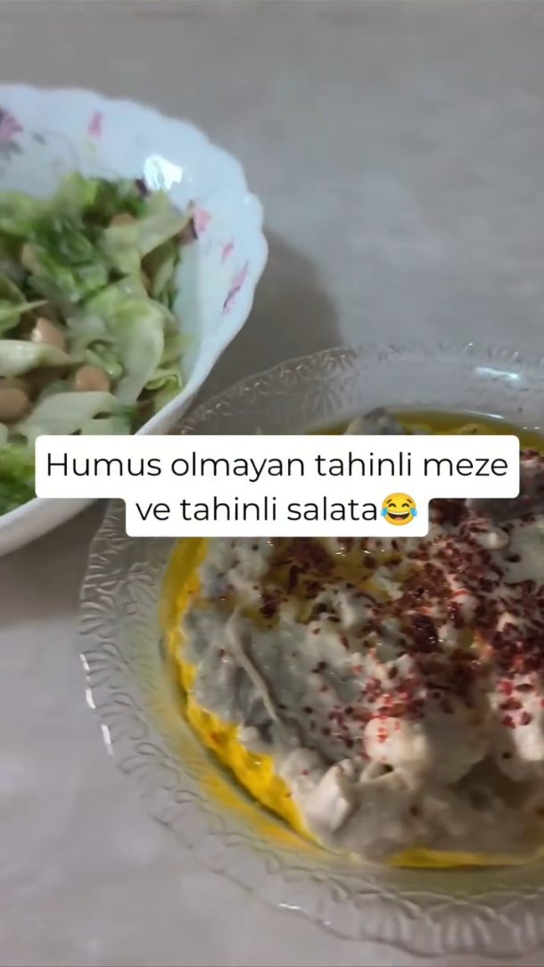 Siz tahinli tarif istediniz biz yaptık. Buyrun bugün tahine doyalım 🫠
Büyük şehirlerde tahin giren her mezeye humus deniyor, biz buna bir dur diyelim. Nohut yoksa humus da yok — bu kadar basit.
İki tarif, iki tabak, tamamen sömürüsüz 🌱
Köz patlıcanlı tahinli meze
· 3 orta boy patlıcan (közlenmiş, soyulmuş)
· 4 yemek kaşığı tahin
· 1 limonun suyu
· 2 çay kaşığı tuz
· Sarımsak (gönlünüzce)
· Üstüne bol zeytinyağı ve pul biber
Patlıcanları bıçakla iri iri doğrayın; çok ezmeyin, dokusu kalsın. Tahin, limon, tuz ve sarımsağı ekleyip karıştırın. Tabağa alın, üstüne zeytinyağı gezdirin, pul biberi serpin.
Tahinli nohutlu marul salatası
· 1 su bardağı haşlanmış nohut
· Yarım marul (iri iri kıyın, minik minik değil)
· 3 yemek kaşığı tahin
· 1 limonun suyu
· Tuz
Tahini limon ve azıcık suyla açın, sosunuz hazır. Marul ve nohutun üstüne dökün, karıştırın.
Not: Tahin miktarında tam özgürlük ilan ediyoruz. 3 kaşık az geldiyse 5 koyun, 5 de az geldiyse kavanozu masaya getirin. Kimse karışamaz. 🤍
Tahinimiz %100 susam, şimdi raflarda 💚
nunubakkal.com
#antakya #meze #tahin #salata #vegantarifler