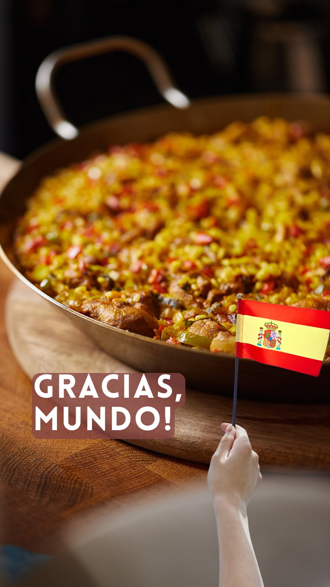 🇪🇸⚽ A gastronomia espanhola é um verdadeiro trabalho em equipe!
Muito antes da globalização, ingredientes já viajavam pelo mundo e transformavam receitas. A culinária da Espanha é um ótimo exemplo disso:
🥔 A batata veio dos Andes.
🌾 O arroz chegou da Ásia e foi difundido na Península Ibérica pelos árabes.
🍅 O tomate e o pimentão são nativos das Américas.
🌺 O açafrão teve origem na Ásia.
🫒 E a oliveira, apesar de hoje fazer da Espanha a maior produtora de azeite do mundo, já era cultivada no Mediterrâneo muito antes.
O resultado dessa mistura? Alguns dos pratos mais famosos do planeta, como a tortilla de batatas, a paella e o gaspacho.
🏆 E aí, para quem vai sua torcida na final: Argentina ou Espanha?
#copadomundo #espanha #paella #tortilla #gaspacho