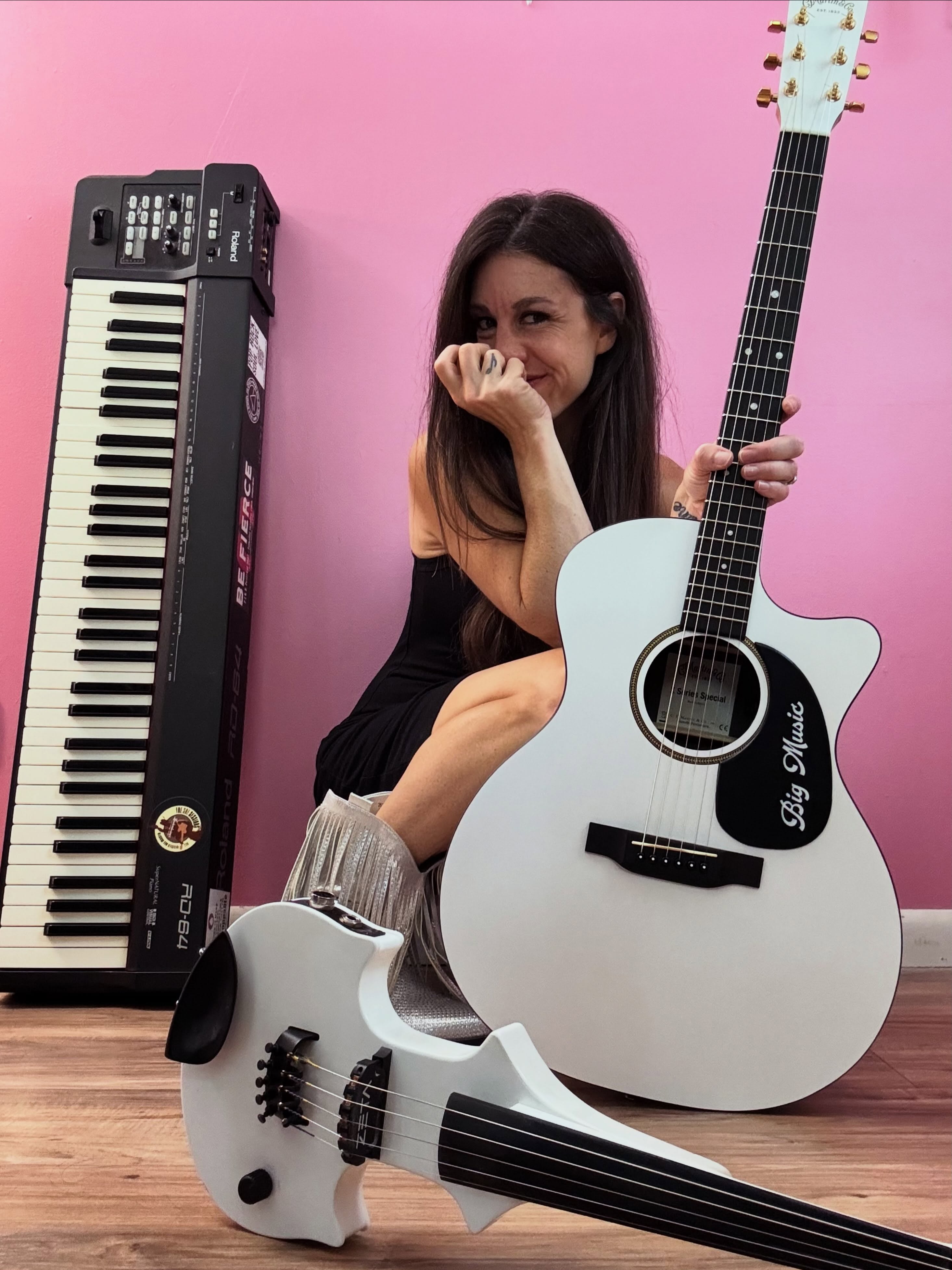 “Musicians want to be the loud voice for so many quiet hearts.” @billyjoel
new music coming soon 💫
#musician #musiclife #electricviolin #womeninmusic #singersongwriter