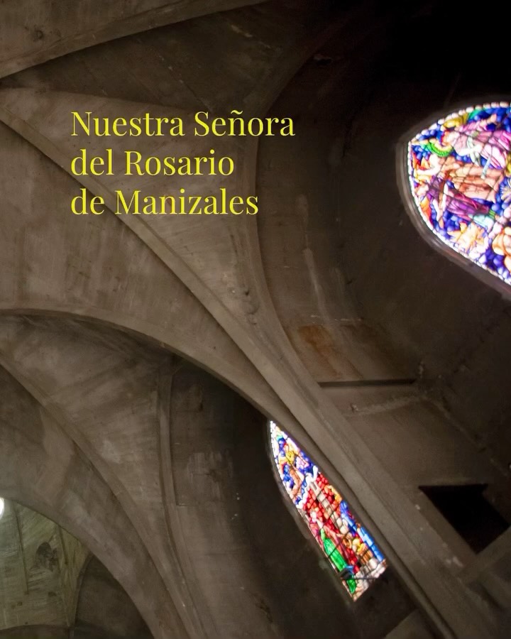 La Catedral-Basílica de Manizales: historias en vidrio y color ✨⛪
Ven a caminar entre luz y memoria. Más de 1.000 m² y 141 vitrales —instalados entre 1920 y 1960— narran siglos de arte: desde la Pietà (1871) de Charles Champigneulle hasta vidrieras llegadas de Italia, Francia, Holanda y la Casa Rambusch de Nueva York. También brillan piezas hechas en Cali por la Casa Velasco —taller de Alberto Martorell Portas y Leandro Velasco— con los imponentes rosetones de la Encarnación y la Redención.
Gran parte de esta colección la reunió Monseñor Arturo Duque Villegas, adaptando las obras a los vanos góticos del templo. Cada vitral es una ventana a la historia, la técnica y la fe de nuestra ciudad.
¿Te dan ganas de verlo en persona? Busca las visitas guiadas oficiales del Corredor Polaco — una forma perfecta de entender cada detalle y llevarte una experiencia que ilumina.
ENG/
Manizales Cathedral-Basilica: stories in glass and color ✨⛪
Come walk among light and memory. Over 1,000 m² and 141 stained-glass windows—installed between 1920 and 1960—tell centuries of art: from the Pietà (1871) by Charles Champigneulle to panels from Italy, France, the Netherlands, and New York’s Rambusch Studio. Works made in Cali by Casa Velasco—studio of Alberto Martorell Portas and Leandro Velasco—also shine, including the imposing rosettes of the Incarnation and the Redemption.
Much of this collection was assembled by Monsignor Arturo Duque Villegas, adapting the pieces to the cathedral’s Gothic openings. Each window is a glimpse into our city’s history, technique, and faith.
Want to see them in person? Check the official guided visits from the Corredor Polaco—an ideal way to understand every detail and take home a luminous experience.
#ManizalesCathedral #StainedGlass #Heritage #SacredArt #Manizales
