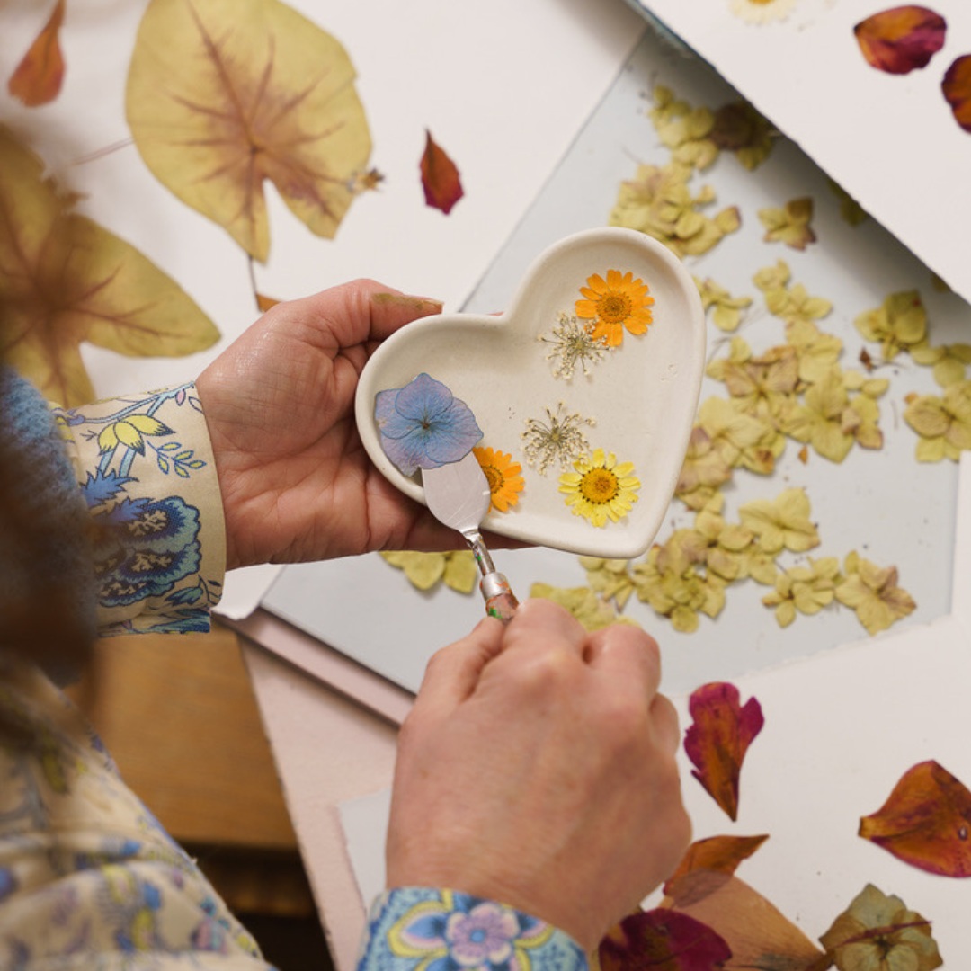 Les ateliers créatifs et les fleurs pressées.
Lors de cet atelier, les fleurs pressées par mes soins deviennent une source d'inspiration pour créer une décoration délicate, naturelle et intemporelle.
Prendre le temps de composer, d'observer les formes, les couleurs et les textures… C'est s'offrir une véritable parenthèse de douceur, loin du rythme du quotidien.
Aucune expérience n'est nécessaire, seulement l'envie de créer avec la nature.
🌿 Un atelier créatif, poétique et apaisant, où chacun repart avec une illustration unique, réalisée à partir de véritables fleurs séchées et pressées.
✨ Un moment de calme, de créativité et de bien-être à vivre ou à offrir.
📍 Atelier MT'Créa – Annecy
#ateliercreatif #annecy #fleurspressées #diy #creationflorale #fleurssechees #slowlife #faitmain #atelieradulte #bienetre #decorationinterieure #natureinspire #ateliermtcrea