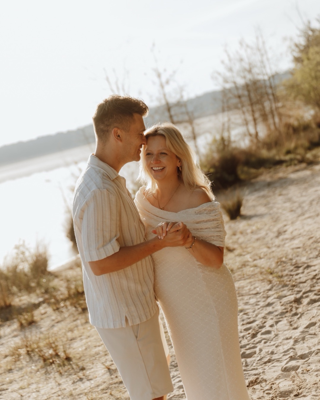 Vandaag mogen we kleine Liv gaan vastleggen 🥹 maar vooraleer we dat doen, toch nog even een kleine throwback naar wanneer ze nog lekker dicht en warm in mama’s buik zat 🥰
#pregnancy #zwangerschapsshoot #newborn