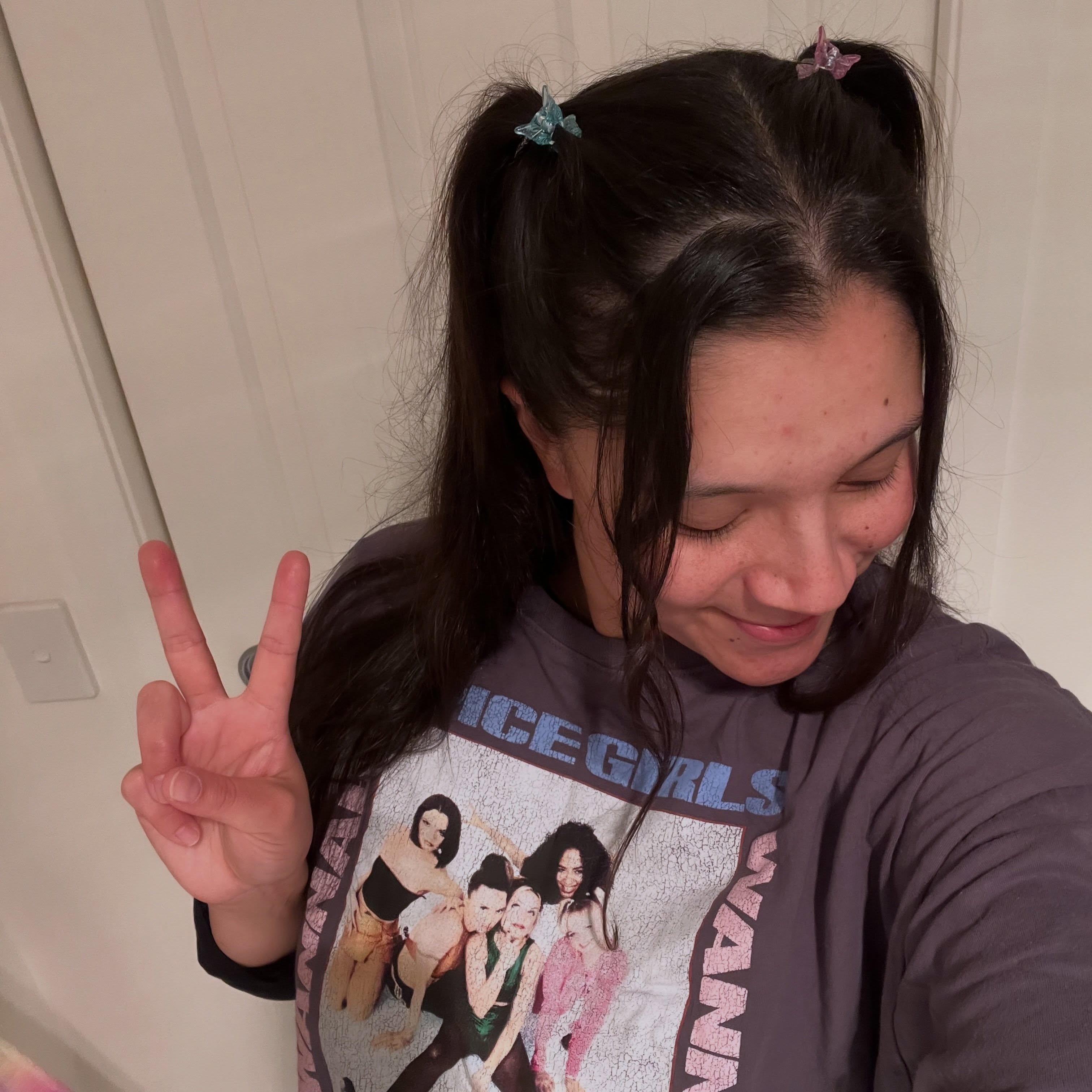 Forever a 90s girl 🩷🎶 Which is why I’m always up for a dress-up, especially if it’s for a 90s themed musical bingo night at @therailwayhotelarmidale , and why my #wip Olympic Sports Romance 💜🥇 “Jump Then Flop” is full of 90s references and a matching 90s inspired Spotify book soundtrack!
#90s #sportsromance #spicegirls #author