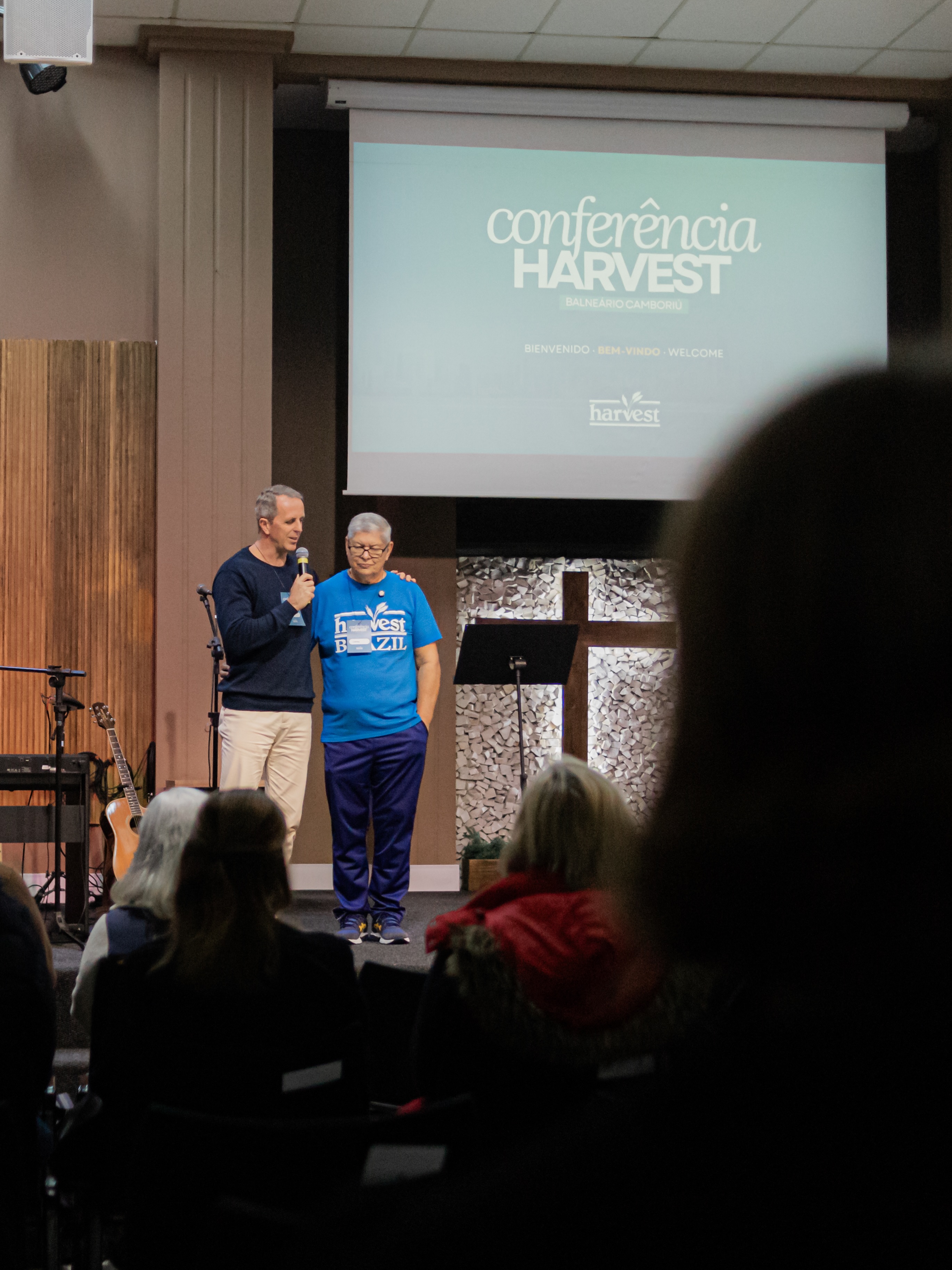 “A presença da igreja em lugares de dor anuncia que Deus ainda escreve novas histórias.” — Bob Moffitt
Essa verdade marcou profundamente a Conferência Harvest que vivemos ontem em nossa igreja.
À luz da parábola do bom samaritano, fomos desafiados a compreender que servir vai muito além de uma boa ação: é tornar Cristo visível por meio da compaixão, do acolhimento e da proclamação do Evangelho. Aprendemos, de forma prática, que cada gesto de amor pode abrir portas para que vidas conheçam a esperança que há em Jesus.
Que o Senhor nos encontre sempre disponíveis para amar, servir e anunciar o Seu Reino, onde quer que Ele nos enviar.