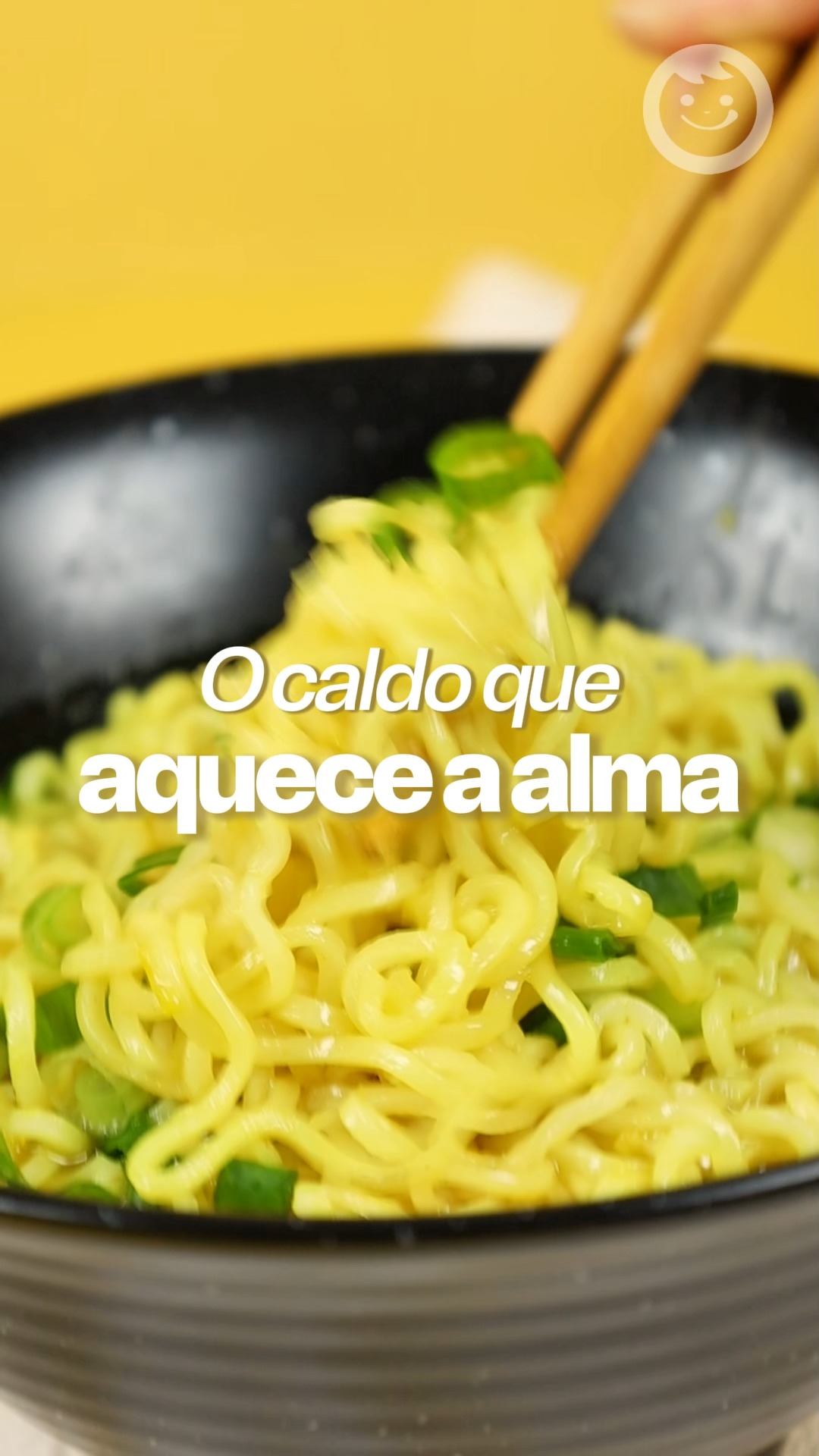 Xô, friozinho! O caldo perfeito para rebater o vento gelado da noite. 🧣🔥
O segredo é colocar o gengibre fresco ralado e o alho direto no fundo do bowl. Quando o caldo fervendo cai por cima, ele cria uma infusão instantânea que deixa o sabor marcante, levemente picante e super revigorante.
É o verdadeiro abraço em formato de sopa para as noites de junho. 💛
Misturou, personalizou, tá pronto!
📌 Gostou da ideia? Já salva o post e garante o gengibre no mercado para o jantar de hoje!
#MaruchanBrasil #LamenGalinha #GengibreEAlho #CaldoQuentinho #ReceitaPratica #ComfortFood #LamenLovers