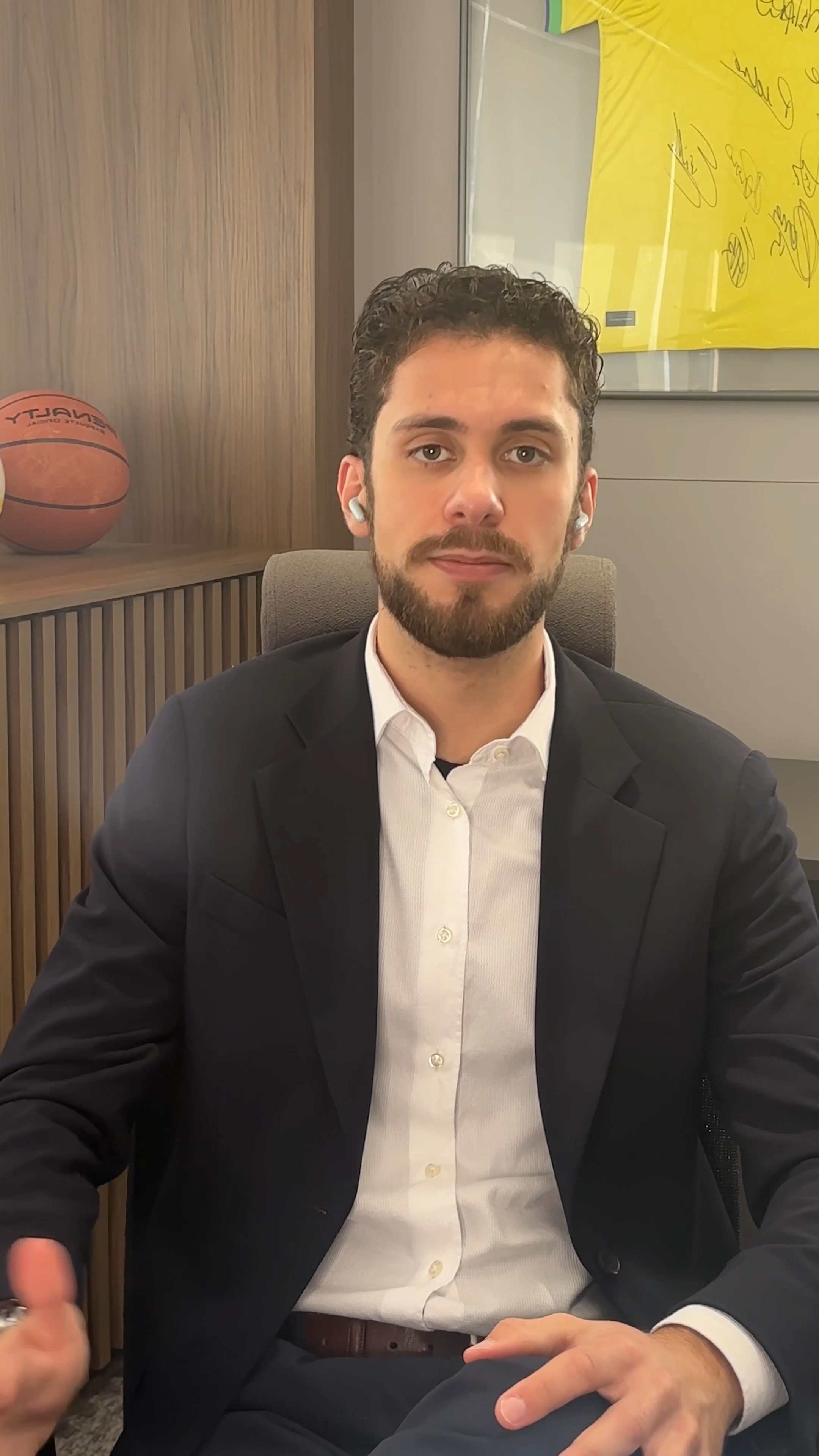 A Seleção Brasileira pode ser formada apenas por jogadores que atuam no Brasil? Um projeto de lei apresentado na Câmara dos Deputados propõe justamente essa mudança e ainda prevê o fim dos patrocínios de casas de apostas no futebol. Mas será que essas medidas são compatíveis com a Constituição e com as regras da FIFA? Entenda os principais pontos e os possíveis impactos dessa proposta.
Assista ao vídeo completo ▶️
#SeleçãoBrasileira #FutebolBrasileiro #CBF #FIFA #DireitoDesportivo
