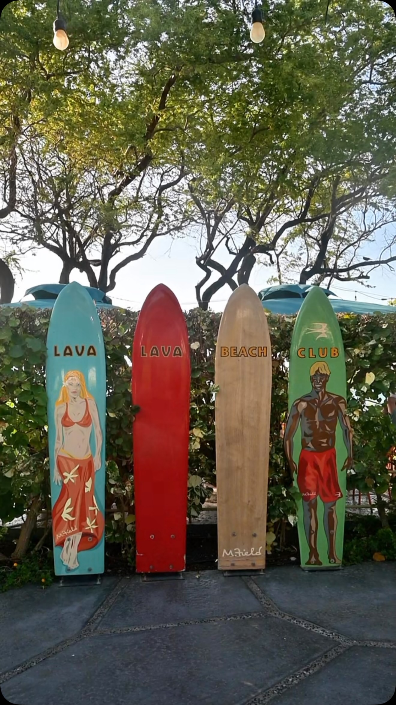 Ocean breeze, maitai in hand, and nowhere else we'd rather be🍹#lavalavabeachclub #beach #waikoloa #hawaii #aloha