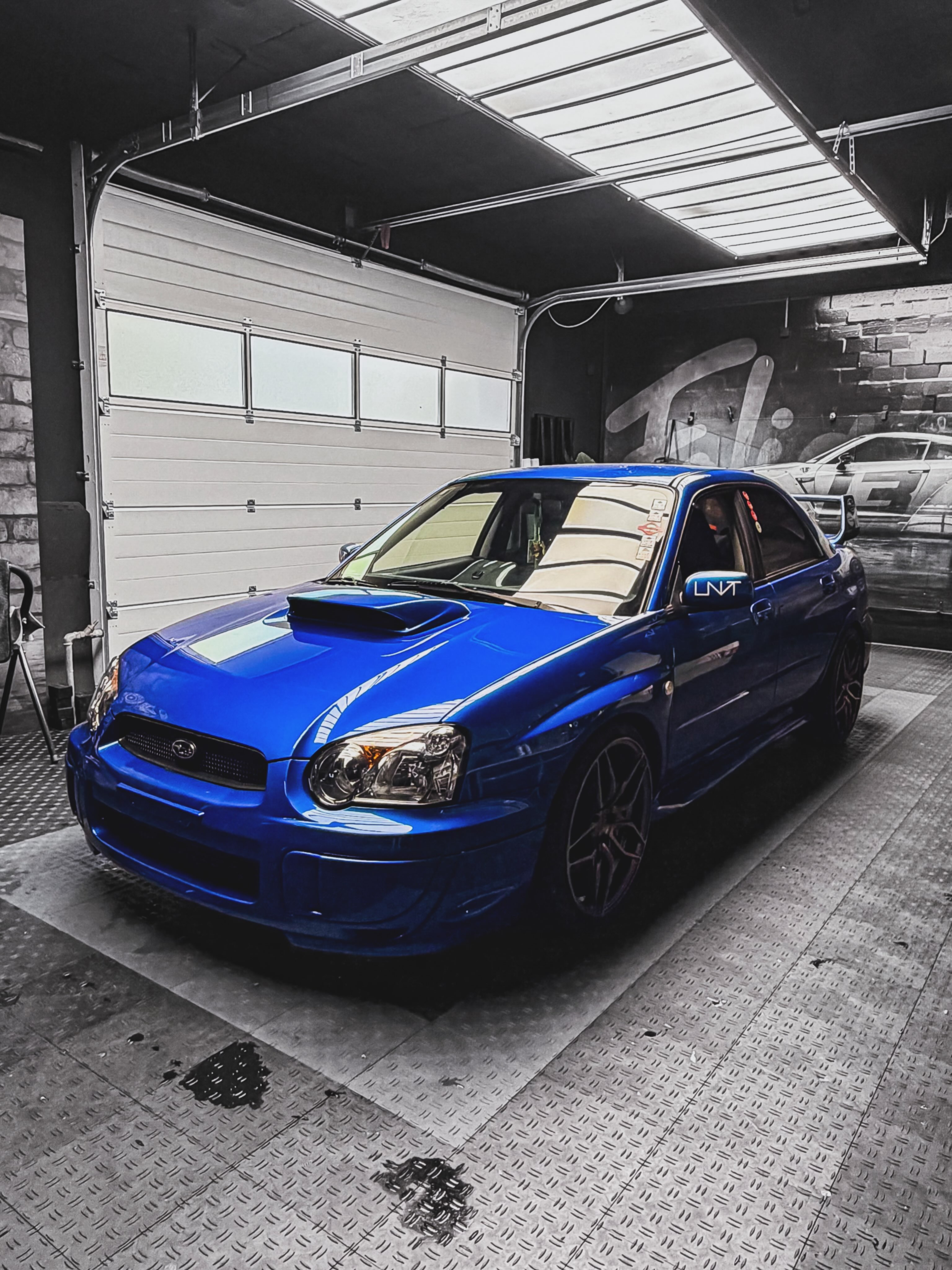 JDM-Legenden werden gefahren – nicht weggestellt. 🇯🇵
Genau deshalb hat dieser Subaru jetzt den Schutz bekommen, den er verdient. Hochwertige Lackschutzfolie bewahrt den Originallack vor Steinschlägen, Kratzern und den Spuren jeder Ausfahrt. Denn echte Klassiker sollen Kilometer sammeln – nicht Schäden.
🌐 www.foliatune.de
📩 info@foliatune.de
📲 0177 29 85 626
#JDM #Subaru #Lackschutzfolie #PaintProtectionFilm #Foliatune