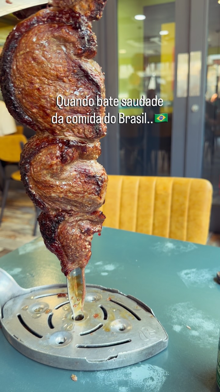 Depois de 19 anos morando na Inglaterra, essa é uma das perguntas que mais ouvimos: “Vocês ainda sentem saudade da comida brasileira?”
A resposta é: às vezes SIM!
Ainda bem que Londres tem ótimas churrascarias brasileiras para matar a saudade. Porque tem dias em que tudo o que a gente precisa é de uma boa picanha, pão de queijo, farofa e aquele gostinho de casa. 🇧🇷❤️🇬🇧. Churrascaria brasileira em Londres!