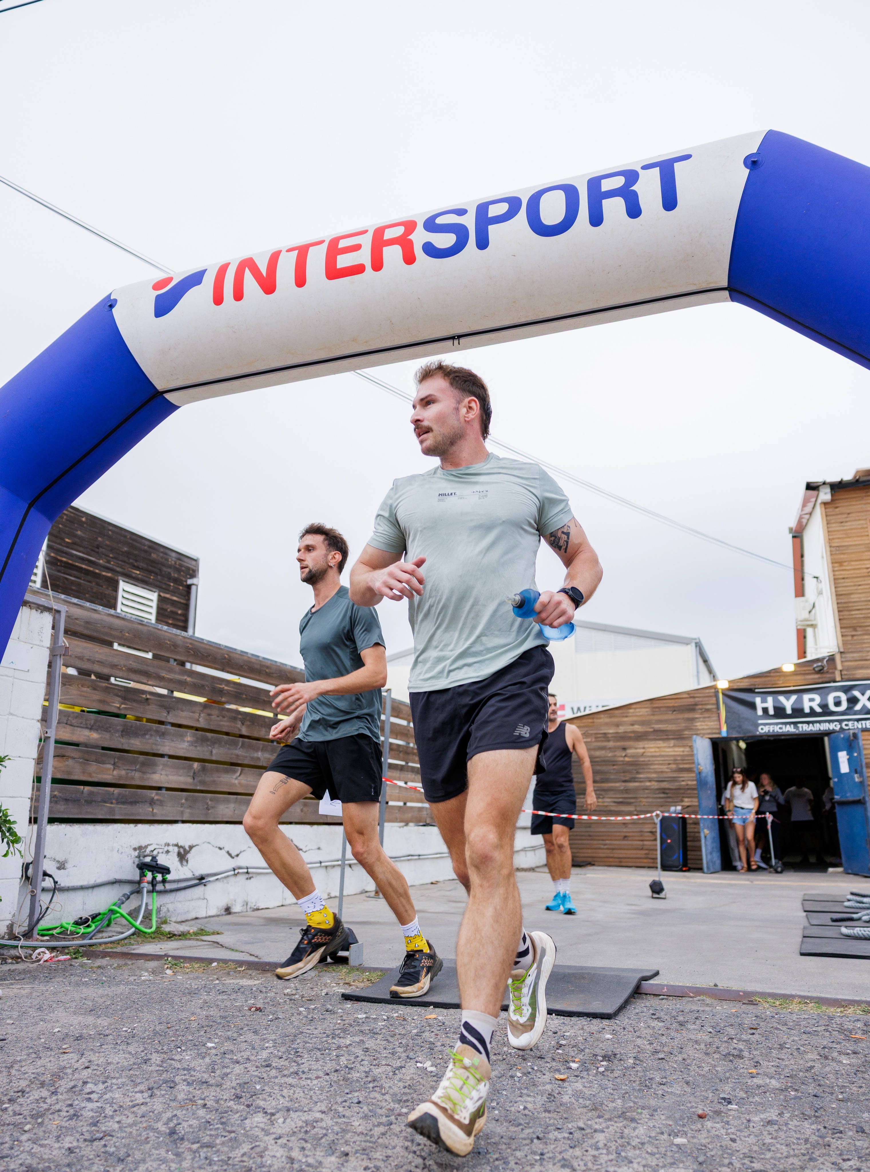🙏 Merci à notre sponsor officiel : INTERSPORT 🙏
Un immense merci à Intersport pour sa confiance et son soutien fidèle.
Depuis nos premiers événements, Intersport est toujours présent à nos côtés pour accompagner notre communauté et contribuer à la réussite de chaque édition. 🤝
Cette année encore, tous les participants du HYROX Challenge La Buse bénéficieront d'un bon de réduction de 20 % à valoir chez Intersport. Une belle façon de vous aider à vous équiper pour vos prochains entraînements et vos futurs défis. 💪
Merci pour votre engagement auprès de notre événement et de tous les passionnés de sport. C'est grâce à des partenaires comme vous que nous pouvons continuer à faire grandir cette aventure.
🙏 Merci Intersport, et rendez-vous sur le terrain ! crédit photo @alexandre_mada
#HYROXChallengeLaBuse #CrossFitLaBuse #Intersport #PartenaireOfficiel #Merci #HYROX #LaReunion #CommunityFirst