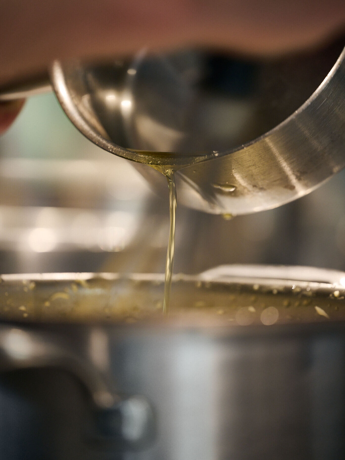 Sauces, fonds, fumets — des heures de travail que personne ne voit, mais que tout le monde ressent dans l'assiette. 🍲 Ici, on cuisine, on n'assemble pas. C'est une évidence qu'on aime rappeler, même si elle ne devrait pas avoir besoin de l'être.
____
Sauzen, fonds, fumets — uren werk die niemand ziet, maar die iedereen proeft in het bord. 🍲 Hier koken we, we assembleren niet. Een evidentie die we graag herhalen, ook al zou dat niet nodig mogen zijn.
____
Sauces, stocks, fumets — hours of work no one sees, but everyone tastes on the plate. 🍲 Here, we cook, we don't assemble. An obvious truth we like to say out loud, even if it shouldn't need saying.
#Menssa #lesgrandestablesdumonde #michelinbelgique #50bestdiscovery #gaultmillau
Menssa by @christophe.hardiquest
💻 www.menssa.be
✉️ restaurant@menssa.be
☎️ +32 2 346.66.15
📍 Avenue de Tervueren 453, 1150 Bruxelles
📸 @anthonyflorio
@enguerrand_moura @nico.beaudey @dessartjulie @madison_mtn @elliot.deconinck