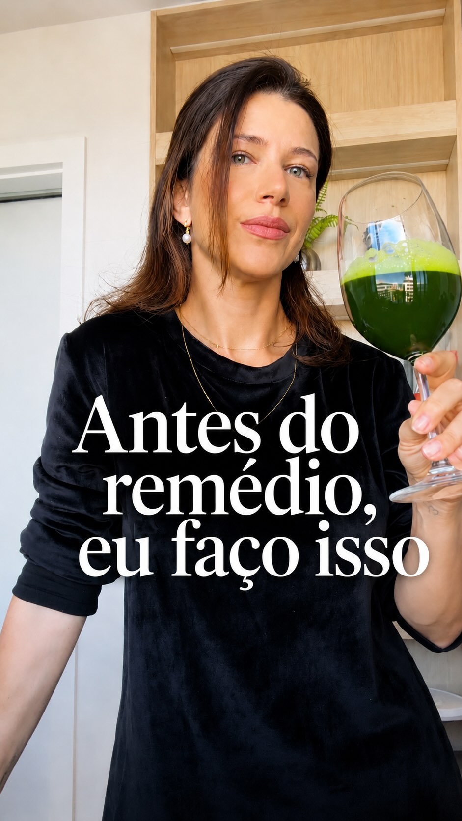 Quem me acompanha por aqui sabe…
💪🏻 Eu treino praticamente todos os dias, mantenho uma alimentação equilibrada, não bebo álcool e cuido da minha saúde. Mesmo assim… às vezes o estresse me pega de jeito.
E quando isso acontece, a gastrite — “coleguinha” de longa data — costuma dar as caras.
Nessas fases, além de seguir o tratamento quando necessário, também dou atenção à alimentação. A couve é um dos alimentos que gosto de incluir, porque é rica em polifenóis, glucosinolatos, carotenoides e vitamina C, compostos bioativos estudados por apresentarem atividade antioxidante e anti-inflamatória.
‼️ A couve não cura gastrite nem refluxo e não substitui o tratamento clínico. Mas pode fazer parte de uma alimentação equilibrada e atuar como coadjuvante ao tratamento.
Às vezes a gente faz “tudo certo” e ainda assim o corpo pede atenção. E tudo bem. O importante é entender os sinais, tratar a causa e seguir cuidando da saúde com consistência. 💚
#Nutrição #Gastrite #Refluxo #VidaSaudável #conexaonutris