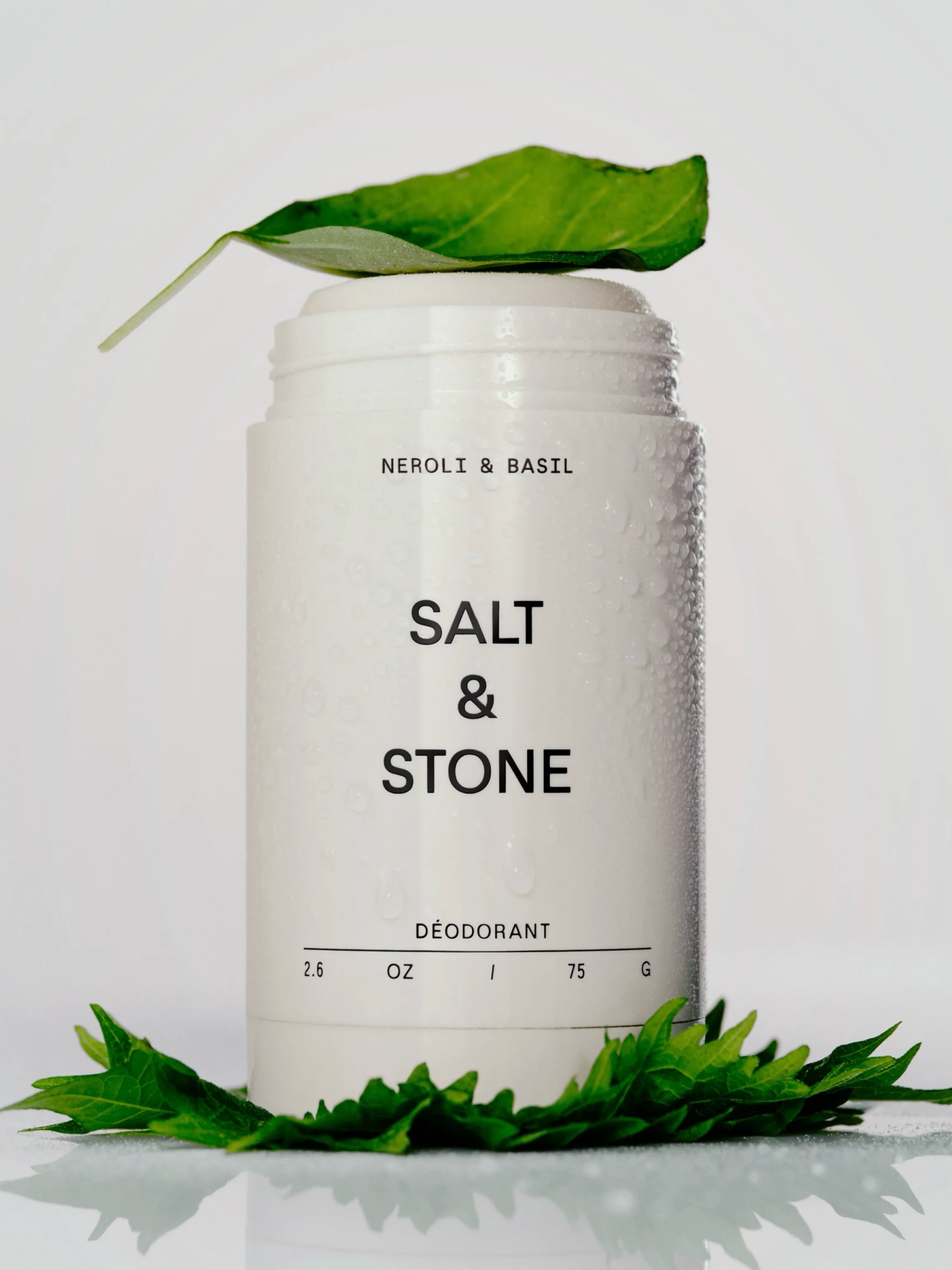 / 🌿 Une fraîcheur qui dure, un parfum qui marque les esprits.
Le déodorant Néroli & Basilic @saltandstone allie efficacité et sensorialité dans une formule sans aluminium qui aide à neutraliser les mauvaises odeurs tout en prenant soin de la peau.
Son accord de néroli lumineux, relevé par les notes aromatiques du basilic, offre un sillage frais, élégant et résolument unisexe.
Sa texture glisse facilement, sèche rapidement et accompagne votre quotidien avec confort, sans laisser de sensation collante.
Un indispensable pour celles et ceux qui recherchent un déodorant aussi performant que raffiné. ✨
L’avez-vous déjà adopté ?
.
.
.
.
.
.
.
.
.
.
#saltandstone
#deodorantnaturel
#cleanbeauty
#cosmetiquenaturelle
#bodycare