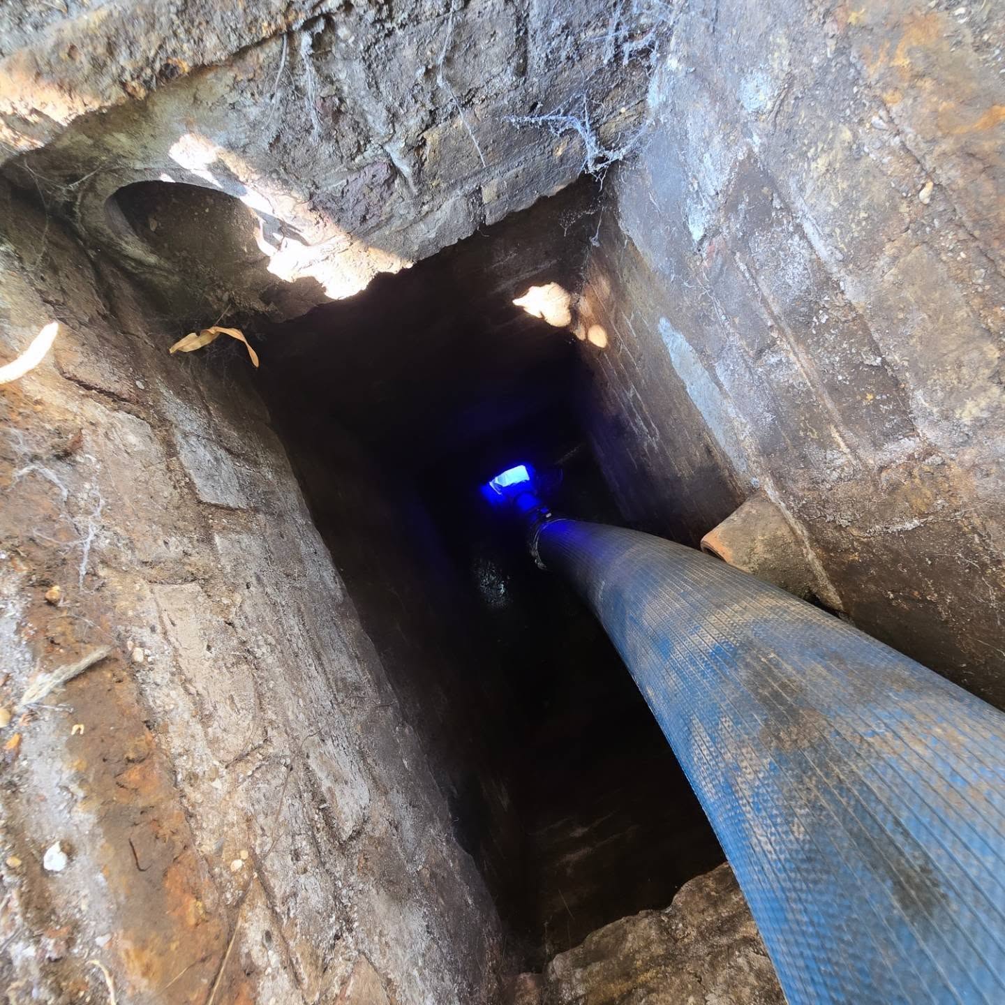 Bluelight liner installed today at a residential property in london. 1.5 hrs in and out.
#bluelightlining #drainrepair #draincontractor #drainagespecialists