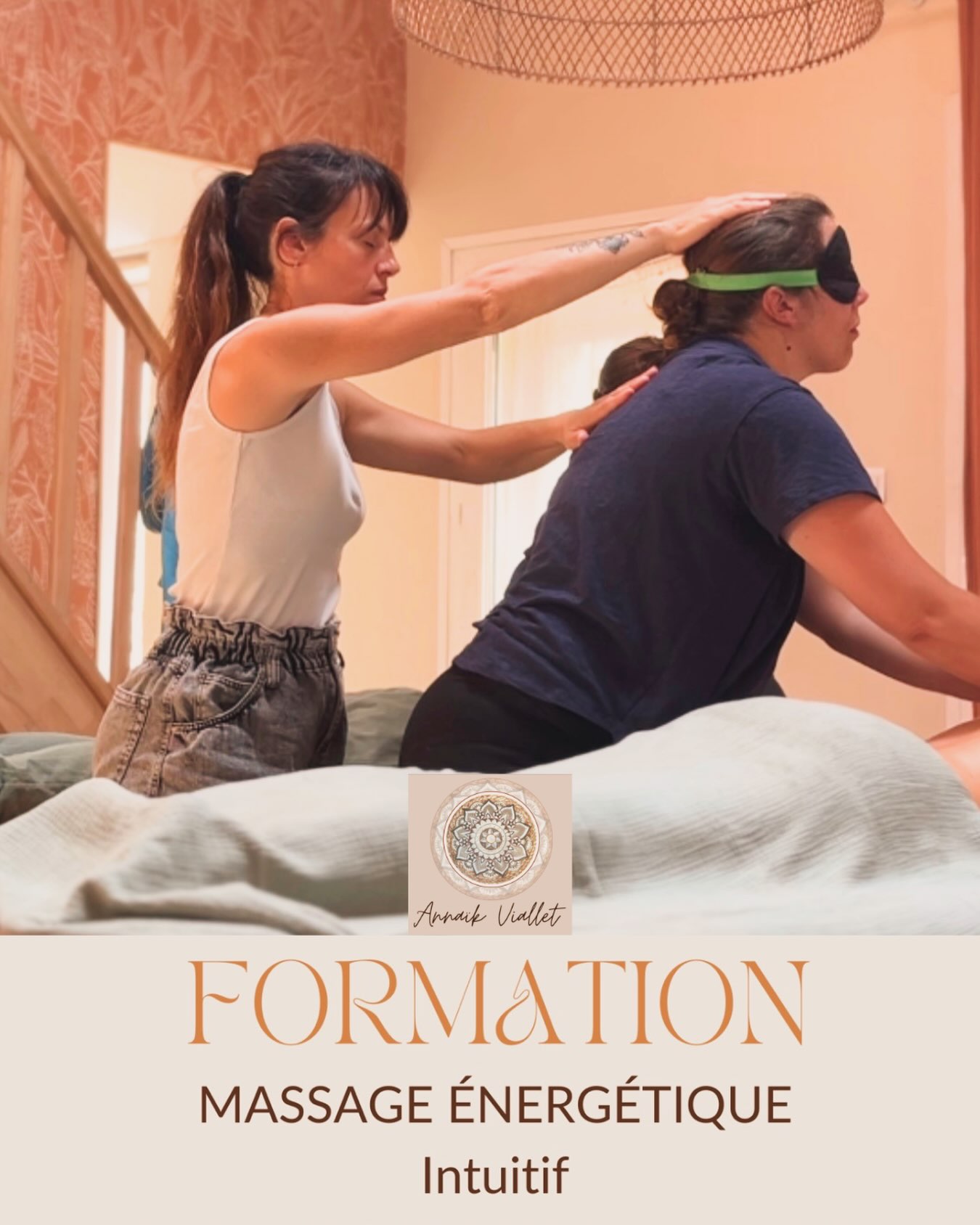 Je vous transmets l’essence d’un massage authentique.
Au-delà des gestes appris par cœur.Au-delà des protocoles à reproduire.
Je vous apprends à développer une compréhension profonde du corps : à reconnaître les muscles, à écouter les sensations et à adapter naturellement votre toucher à chaque personne.