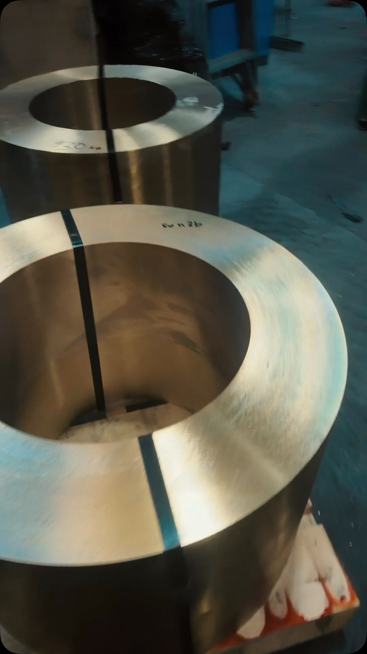 Some jobs are bigger than others.
Four C86300 manganese bronze nuts, weighing approximately 930 kg each, ready to head out the door. #AustralianManufacturing #BronzeCastings #C86300 #spuncast #foundry