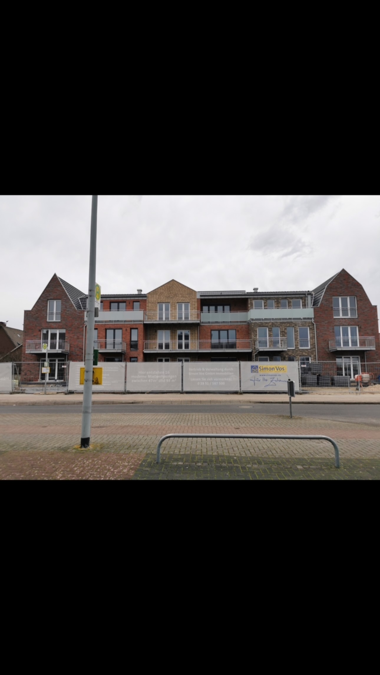Vom ersten Stahlprofil bis zum fertigen Balkon – echte Handwerksarbeit. 💪
Für dieses Mehrfamilienhaus haben wir die Balkone inklusive Geländer gefertigt und montiert. Mit unserem eigenen Minikran konnten wir die Konstruktionen sicher und millimetergenau an ihren Bestimmungsort bringen.
Qualität entsteht nicht zufällig – sie entsteht durch Erfahrung, Präzision und Leidenschaft für das Handwerk. #handmade#metallbau #handwerksqualität #jekkominicrane #geländer