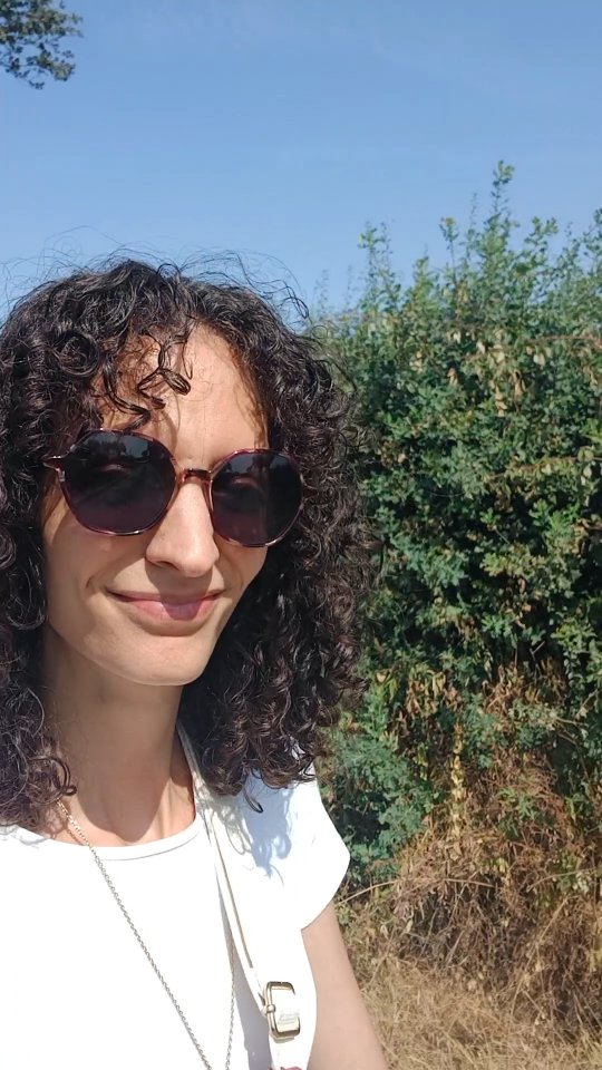 La marche 🚶 une activité sous cotée, gratuite et pourtant tellement bénéfique :
1. activation du système nerveux parasympathique, celui du calme, de la détente 😌 et aussi de la digestion
2. dans une société remplie de bruits parasites, c'est un des rares moment de silence 🔇 que l'on peut avoir dans sa journée (je ne parle pas du sommeil)
3. oxygénation de nos muscles profond 🦵
4. mise en mouvement de TOUS nos liquides, sang, lymphe, serum extra et intra cellulaire
5. oxygénation du cerveau 🧠
6. TOTALEMENT GRATUIT 😊
➡️Alors sans chercher à marcher 30 minutes par jour. Si vous commenciez déjà par 5 à 10 minutes tous les jours 🔥 .
Dites moi si vous arrivez à aller marcher régulièrement et si oui, si vous ressentez des bienfaits ?
#marcheconsciente #marchedigestive #activitéphysiqueadaptée #naturopathedeuxsevres
