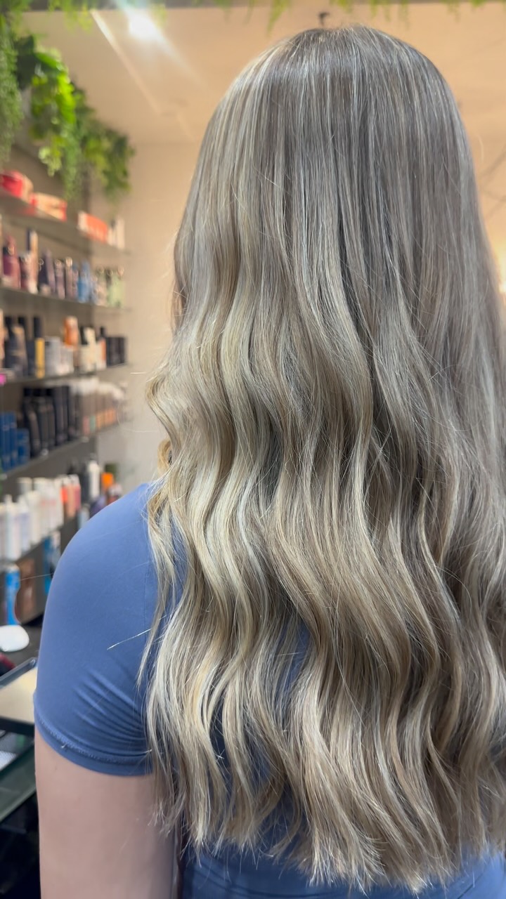 The blonde blend you’ve been waiting for…. ✨
#glohairdressing #wella #foils #blonde