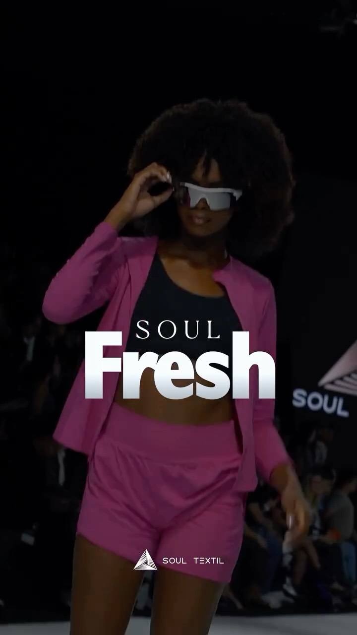 O segredo do toque gelado que transforma qualquer coleção!
Você pode até achar exagero, mas basta o primeiro toque para entender o que é frescor de verdade.
A Soul Fresh foi criada para quem busca ir além do básico. Desenvolvida em poliamida com uma construção diferenciada de mais agulhas, ela entrega o equilíbrio perfeito entre leveza, estrutura e alto desempenho:
Toque gelado e alta respirabilidade: conforto térmico incomparável.
Caimento impecável: gramatura 175 que se adapta perfeitamente ao corpo.
Proteção UV+: segurança para o dia a dia e atividades ao ar livre.
Praticidade máxima: não precisa passar e possui tecnologia anti-odor.
Do sportwear ao casual sofisticado, a Soul Fresh eleva o valor perceptível das suas peças e conquista o cliente logo no primeiro contato.
Pensou poliamida? Pensou Soul Têxtil. Tecemos soluções, além das malhas.
Quer levar esse diferencial para a sua marca? Entre em contato via DM ou clique no link da bio para solicitar o catálogo completo e amostras!
#SoulTêxtil #SoulFresh #Poliamida #IndústriaTêxtil #ModaFitness ConfecçãoDeRoupas EngenhariaTêxtil AtacadoTêxtil LançamentoModa
