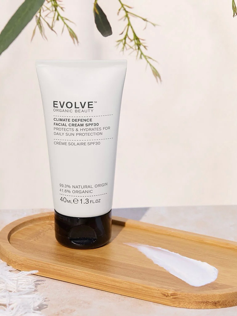 / ☀️ Une protection solaire quotidienne, pensée pour prendre soin de votre peau.
La Climate Defence SPF30 @evolvebeautyuk protège la peau des effets du soleil tout en apportant confort et hydratation. Sa texture légère s’applique facilement au quotidien et laisse la peau douce, sans effet lourd.
Formulée avec des ingrédients d’origine naturelle, elle coche tous les essentiels : confort, efficacité et une approche plus responsable.
✨ En ce moment, profitez-en à -50% jusqu’à épuisement des stocks.
.
.
.
.
.
.
.
.
.
.
#evolvebeauty
#SPF30
#cremesolaire
#cosmetiquebio
#suncare
