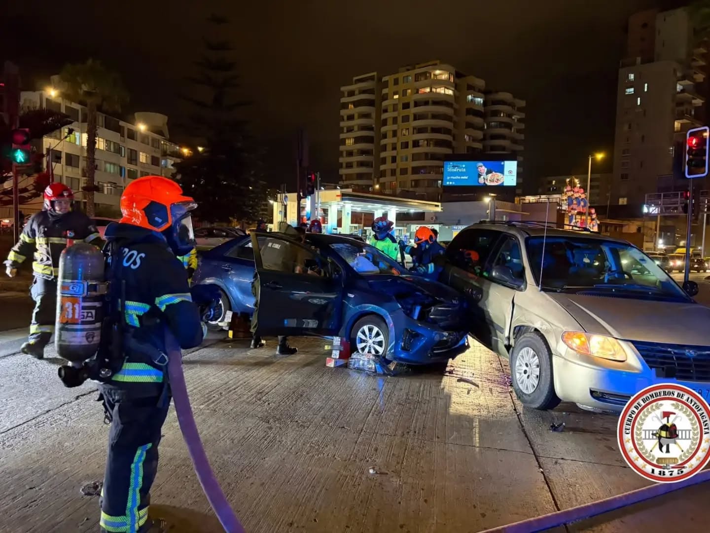 #EmergenciasRAO | Bomberos de #Antofagasta informó atraves del Oficial a cargo, que se trató de colisión de dos vehículos menores, en el lugar se evalúa a 4 ocupantes. Samu sin móvil disponible.
El tránsito se encuentra interrumpido debido al accidente para que puedan tomar rutas alternativas. Noticia en desarrollo.