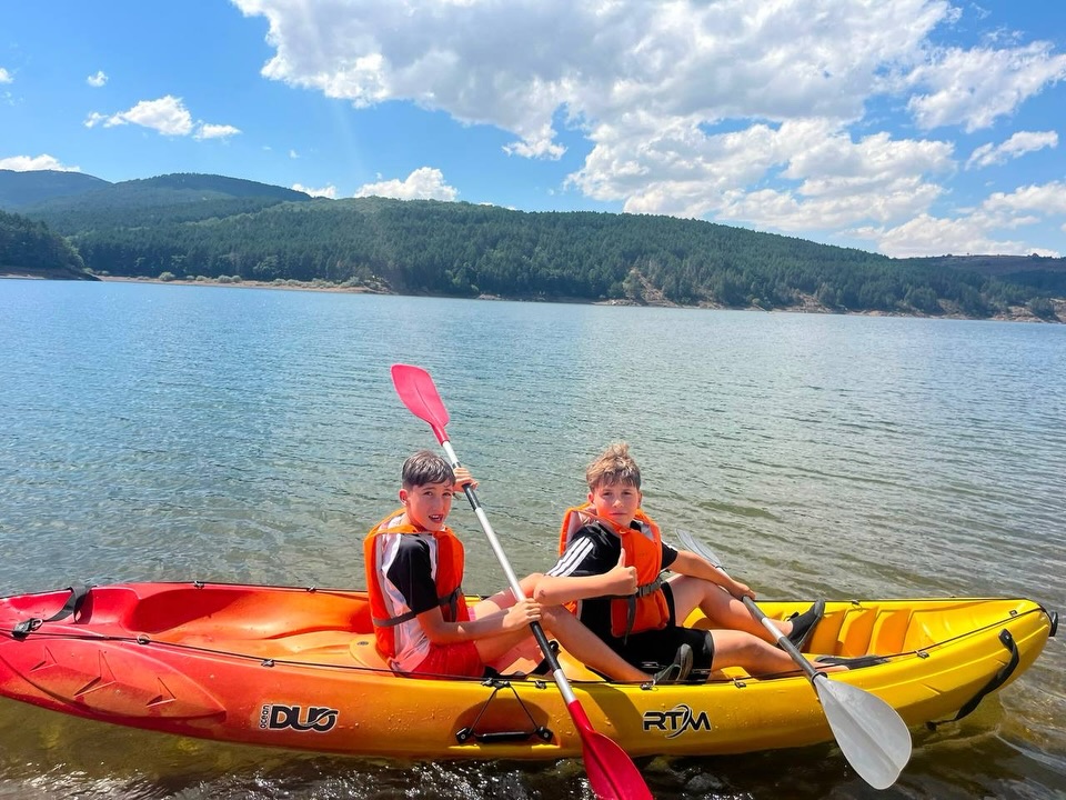NUESTROS CHIC@S AL AGUA!!💦
Si hay una actividad donde se lo pasan como nunca (y acabamos todos empapados), ¡es la de las piraguas! 🛶
Es una de las actividades donde se divierten al máximo, pero lo mejor de verles en el agua no son solo las risas y los chapuzones...
Es ver cómo trabajan la VALENTÍA para lanzarse al agua, confiar en sí mismos y vencer cualquier miedo, y sobre todo el COMPAÑERISMO. Porque aquí o remamos todos a una, o nos vamos en
circulos.😂
¡Seguimos sumando momentos inolvidables! 🫶🏻
#PinedadelaSierra
#Campas2026