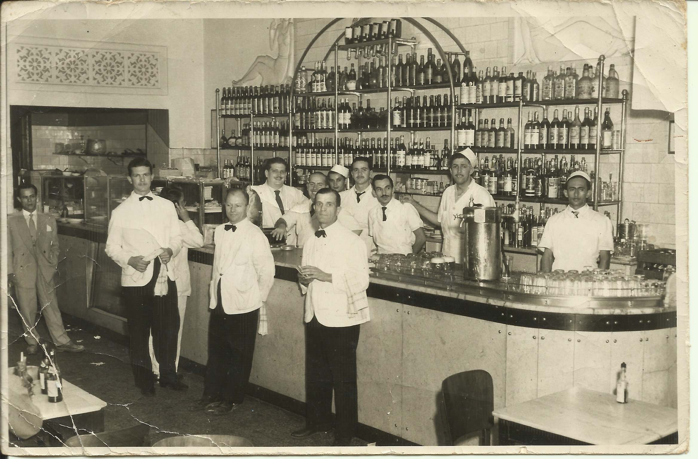 Um registro da nossa equipe nos anos 50📸
As pessoas passam, mas as histórias ficam❤️
Qual lembrança do Ponto Chic mora na sua memória?