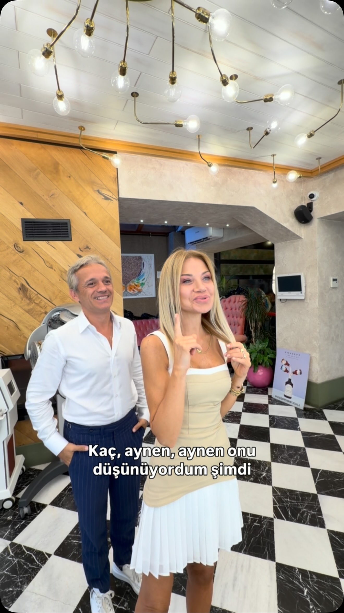 Yaklaşık 10 yıldır devam eden bir güven hikâyesi… 🤍
Ebru Baki, yıllar boyunca deneyimlediği mikro ve medikal kaynak uygulamalarımızla ilgili görüşlerini kendi sözleriyle paylaşıyor.
Doğal görünüm, rahat kullanım ve konforun yanı sıra altını çizdiği en önemli konu ise güven:
“Yapılan işlem ne olursa olsun, burada size en doğru olanın söyleneceğinden emin olabilirsiniz.”
Salonumuzdaki ekibin alanındaki yetkinliğini, ihtiyaç duyduğu uzmanı burada bulabildiğini ve kendisini her zaman rahat hissettiğini ifade etmesi bizim için çok değerli.
Ve son olarak söylediği o samimi cümle:
“Sedat Biga çok güzel bir insan, benim arkadaşım. Rahat rahat gelin.”
Yıllardır bize duyduğu güven, dostluğu ve güzel sözleri için sevgili @ebruba ’ye teşekkür ediyoruz.
Sizce bir salona uzun yıllar güvenmenin en önemli nedeni nedir: doğal sonuç, doğru yönlendirme, uzman ekip yoksa samimiyet mi?
#SedatBiga #EbruBaki #MikroKaynak #MedikalKaynak #DoğalSaçKaynağı SaçUzatma SaçDolgunlaştırma MüşteriDeneyimi İstanbulKuaför