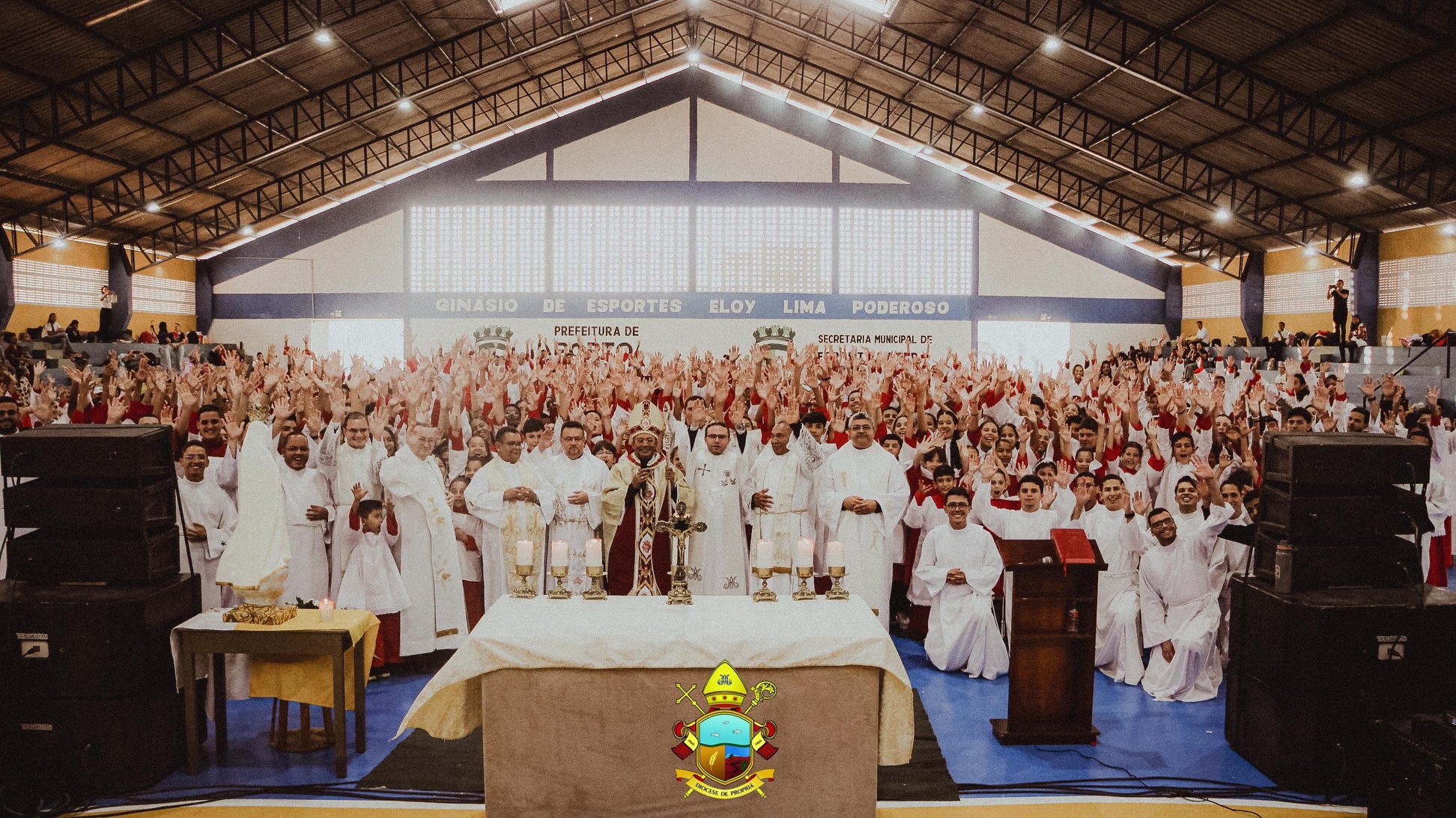 A Paróquia Nossa Senhora da Conceição, em Porto da Folha, acolheu o Encontrão dos Coroinhas da Diocese de Propriá, reunindo participantes de diversas paróquias para um dia de espiritualidade, formação e convivência.
Promovido pelo Serviço de Animação Vocacional (SAV), sob a coordenação do Pe. José Anderson, o encontro contou com momentos de oração, dinâmicas e partilhas, fortalecendo a missão dos coroinhas em suas comunidades.
A programação foi encerrada com a Santa Missa presidida por Dom George Muniz, que incentivou os jovens a servirem com amor, alegria e fidelidade, cultivando uma amizade profunda com Jesus Cristo.
O encontro reafirmou o compromisso da Diocese com a formação e o cuidado vocacional das novas gerações.