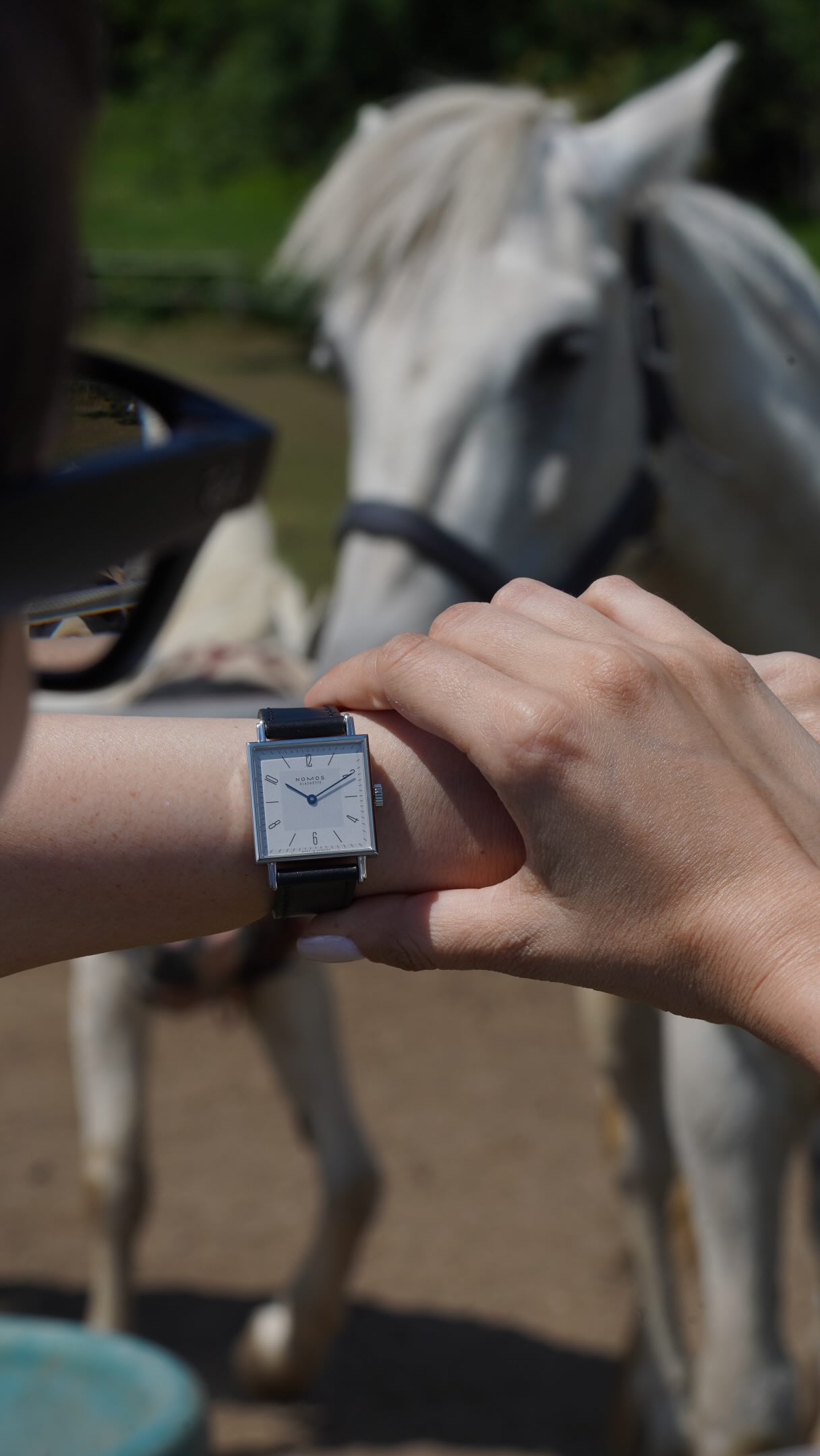 #publicité | The wait is over ! ⌚️
For the past few weeks, I’ve been keeping a little secret from my road trip through the Austrian Alps. Today, I’m finally able to share it.
Meet the new Tetra 27 duo by @nomos_glashuette .⌚️
With its perfectly balanced 27.5 mm square case, the new Tetra 27 duo is a study in clarity and proportion. One of my favourite details is the subtle play on perspective: the light grey square at the centre of the dial mirrors the shape of the case itself, adding depth while remaining beautifully understated. Inside beats the hand-wound DUW 4001 Duo manufacture calibre, offering approximately 53 hours of power reserve and showcasing the precision for which NOMOS Glashütte is renowned.
For this editorial, I drew inspiration from the principles of Bauhaus: clean lines, balanced proportions and the belief that every detail should serve a purpose. Those values naturally guided my creative direction and felt perfectly at home in the Austrian Alps, where architecture, nature and light came together to create a timeless setting.
Modern maritime Bauhaus in the Alps. 🗻
Time measured against something timeless. ✨
#nomos #nomosglashuette #nomostetra #watchaddiction
