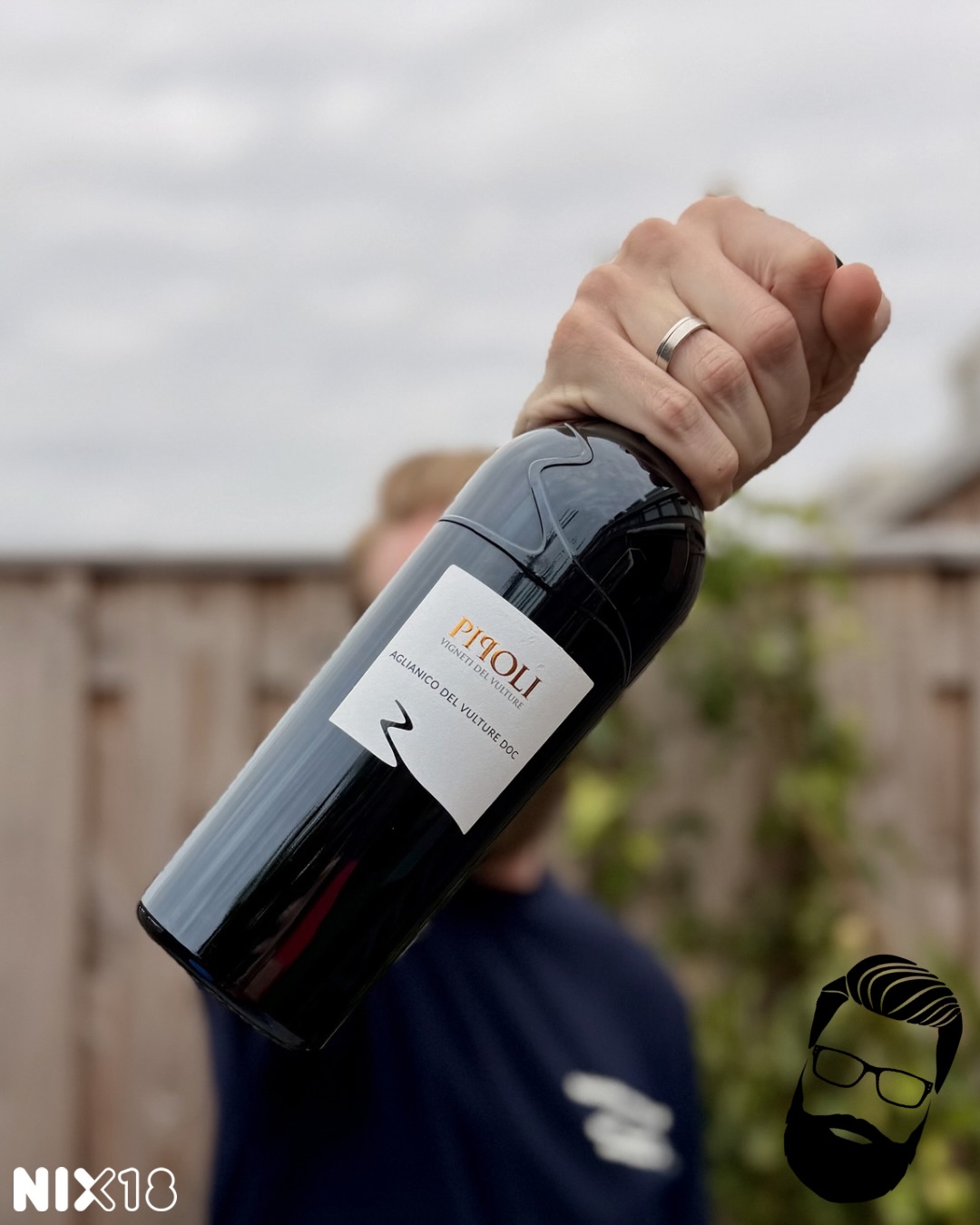 Al gehoord van de ‘Barolo van het Zuiden’? 🇮🇹🔥
Pipoli Aglianico del Vulture, Vigneti del Vulture, Italië
Nu we midden in de zomer zitten, denk je bij juli misschien snel aan wit en rosé. Maar geloof ons: zodra de barbecue aan gaat en de zon langzaam zakt, wil je een stevige, karaktervolle rode wijn binnen handbereik hebben.
En laat deze rode Pipoli nou óók nog Wijn van de Maand zijn bij De Wijnzaak! Rennen dus! Tijd om de barbecuevlees-voorraad aan te vullen en deze flessen koud te leggen! 🥩🔥💸
In het glas heeft ‘ie een intense, diepe robijnrode kleur met een randje paars. Als je ruikt, stuift het donkere fruit je glas uit. Je ruikt rijpe bramen, zwarte kersen en sappige blauwe bessen, met wat specerijen, zoethout, cacao en een subtiel vleugje vanille. Dankzij de flinke body is hij lekker geconcentreerd en krachtig, maar door de zijdezachte tannines en een verrassend frisse, levendige zuurgraad blijft hij mooi in balans. De afdronk is lekker lang en vol.
Perfect bij een mooi stuk gegrild vlees of een stevige pasta! 🍷🇮🇹
Onze beoordeling: 🍼🍼🍼🍼🍼
Wij kregen ‘m van @dewijnzaak. Nu extra leuk geprijsd voor €8,49!
Deze wijn is voor 100% gemaakt van Aglianico. Deze druif staat in Italië bekend als ‘de Barolo van het Zuiden’. Het is een druif die van nature barst van de zuren en stevige tannines, wat zorgt voor een geweldig bewaarpotentieel en diepe complexiteit.
Die druif groeit op de mineraalrijke, vulkanische flanken van de Monte Vulture. De wijngaarden op grote hoogte krijgen hete zomerdagen en ijskoude nachten.
De wijnmakers van Vigneti del Vulture laten de wijn na de vergisting voor 60% rijpen op roestvrijstalen tanks om dat pure, gulle fruit te bewaren. De overige 40% rijpt voor een periode van 10 maanden op gebruikte barriques. Dit zorgt voor aroma’s als specerijen en vanille, en maakt de stroeve tannines van de Aglianico veel zachter.
Heb jij de ‘Barolo van het Zuiden’ al eens geproefd, of hou je rood in de zomer liever wat lichter? Laat het ons weten in de reacties! 👇